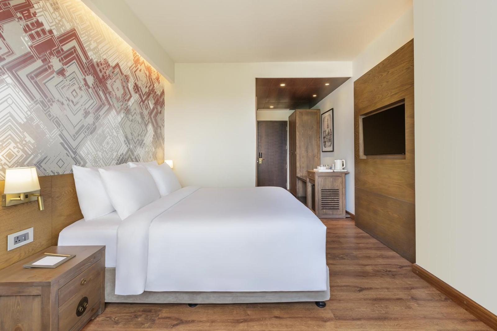 Deluxe King Room - Photo 5