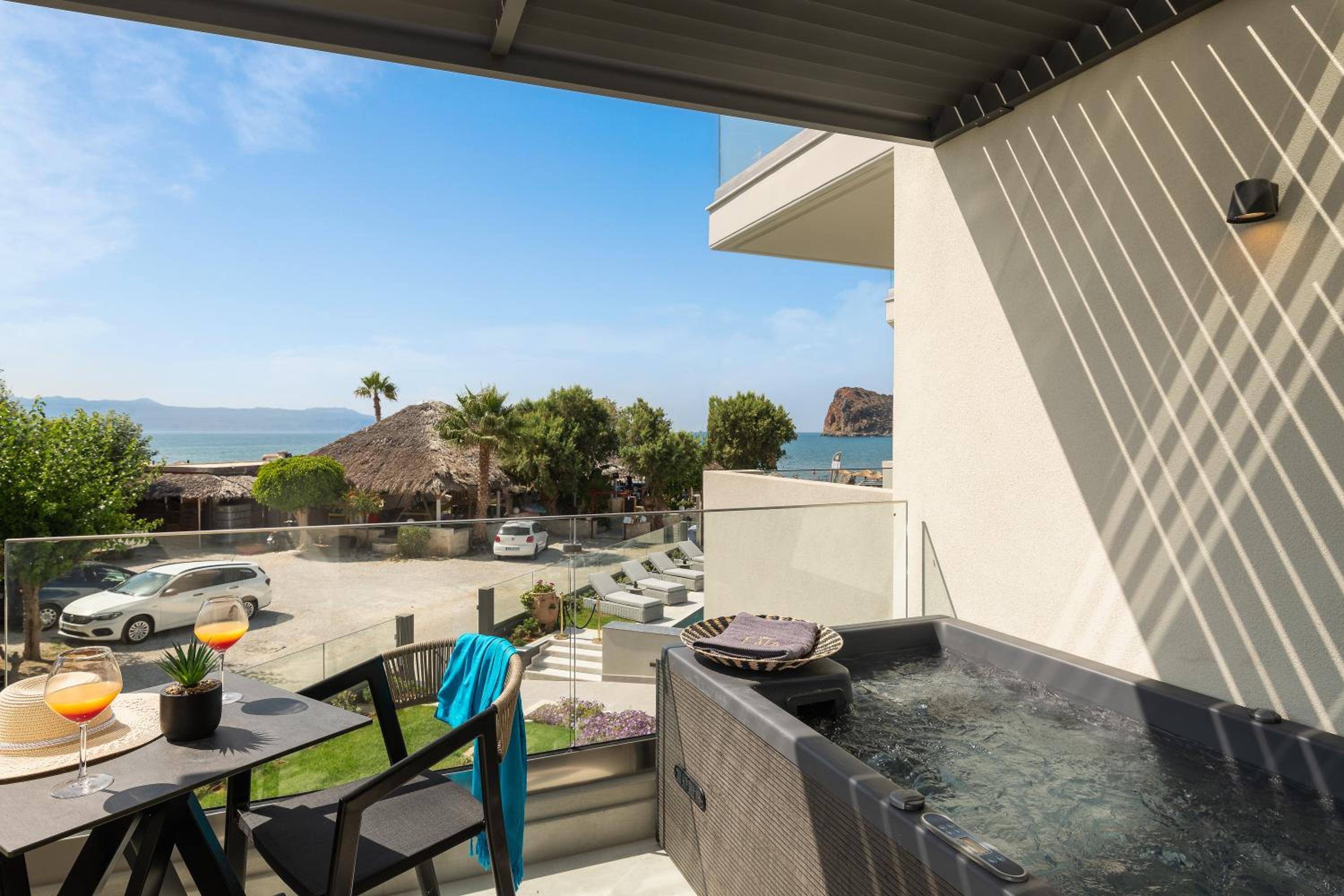 Deluxe Room with Outdoor Hot Tub - Photo 4