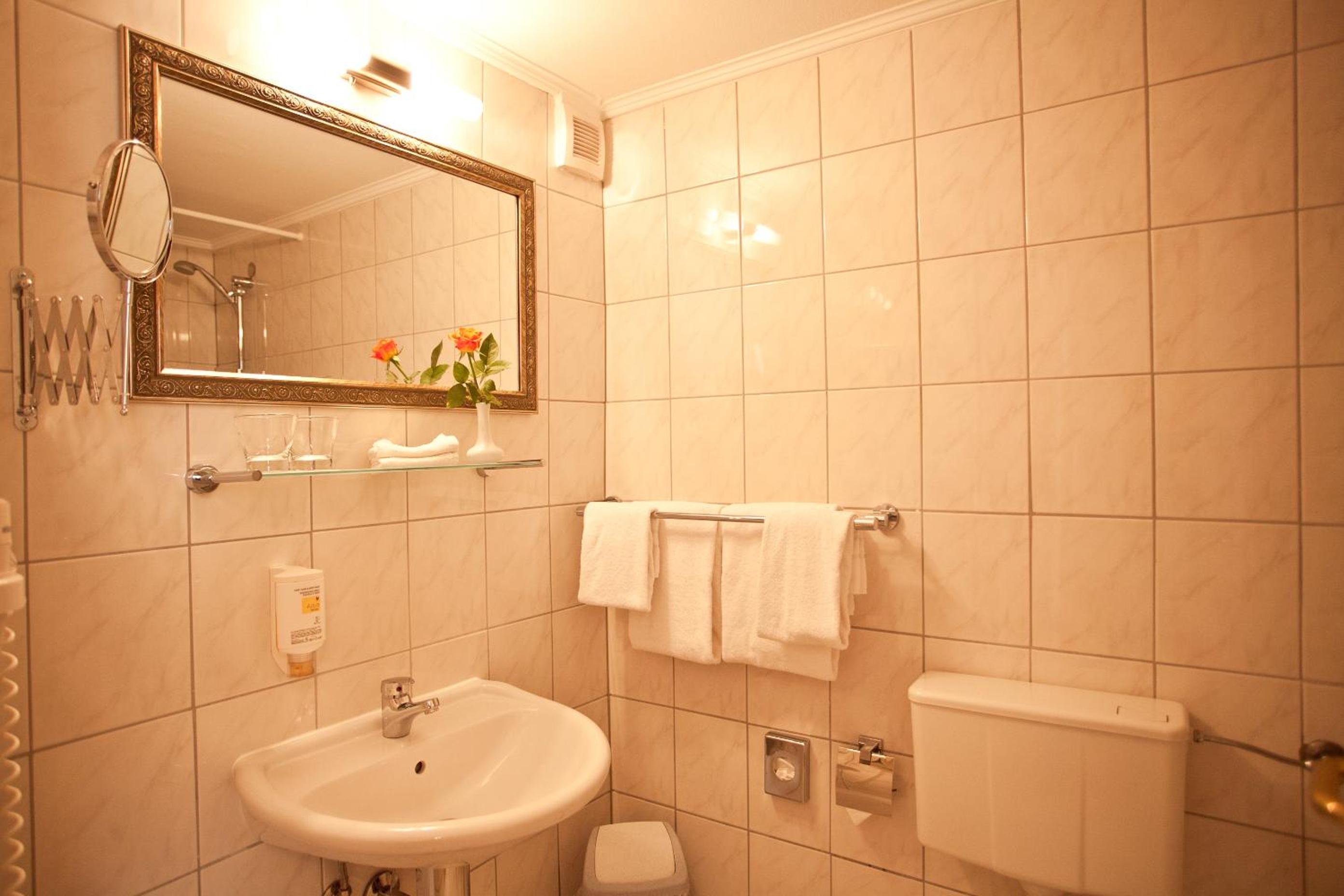 Bed in 2 Bed Male Dorm Ensuite photo 3