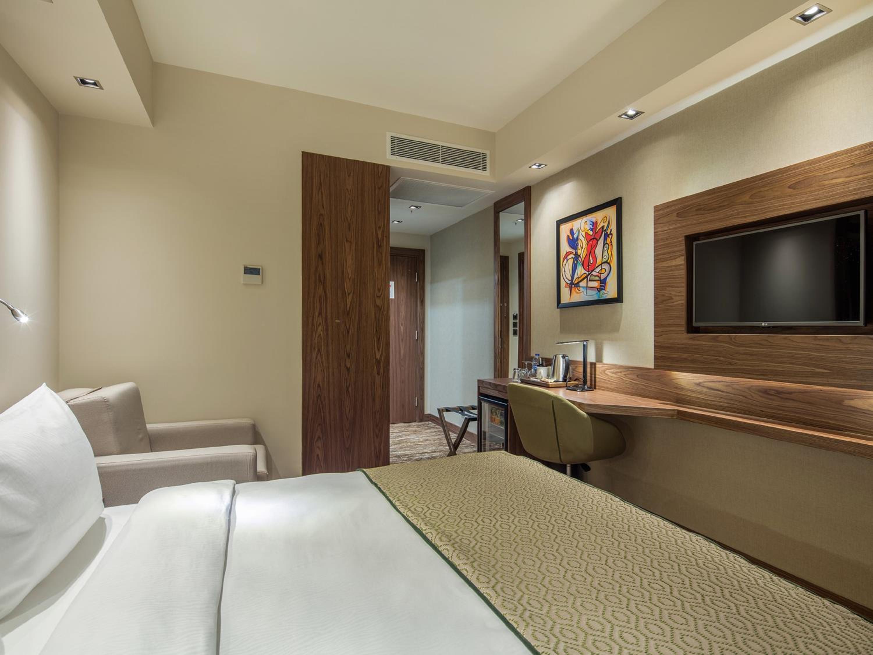 Standard Queen Room with Sea View