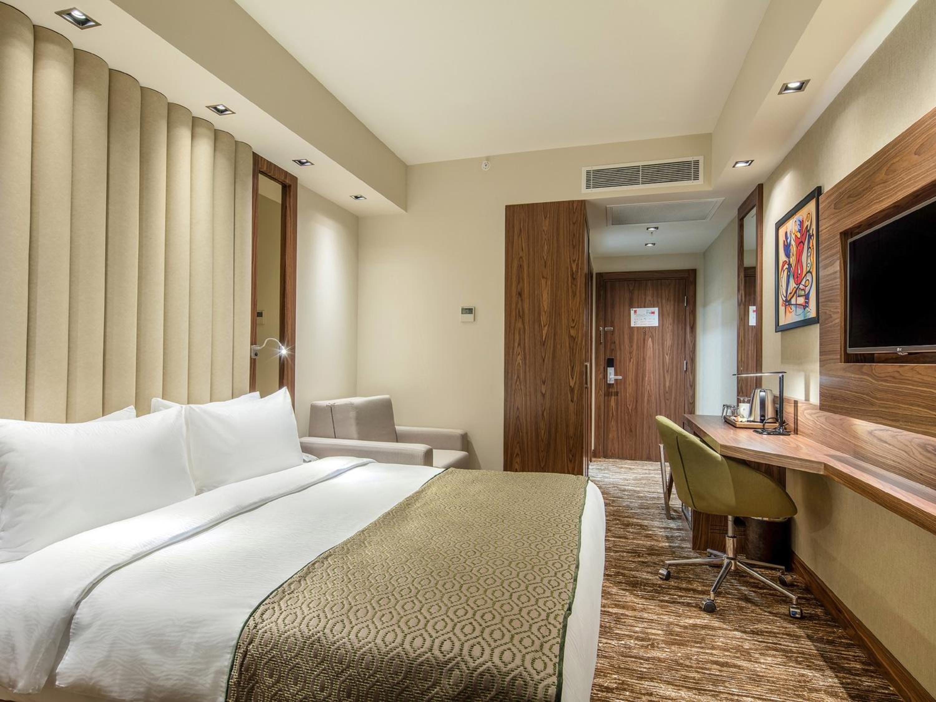 Standard Queen Room with Balcony and City View