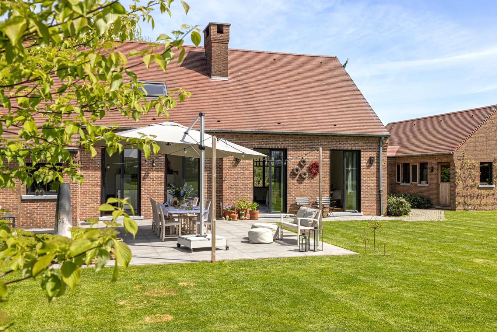 Five-Bedroom House photo 1