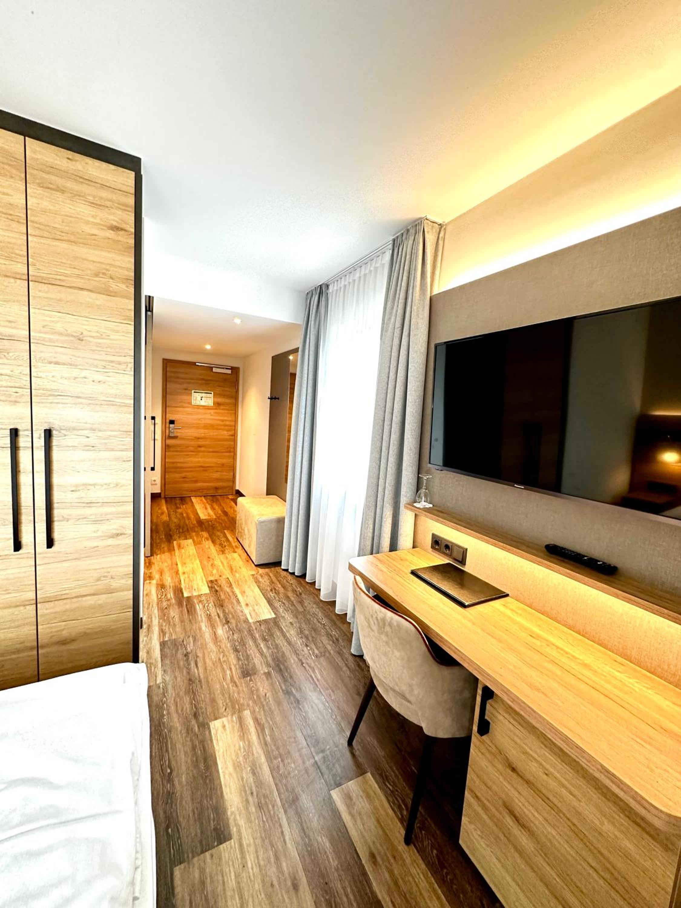 Deluxe Single Room with Balcony photo 2
