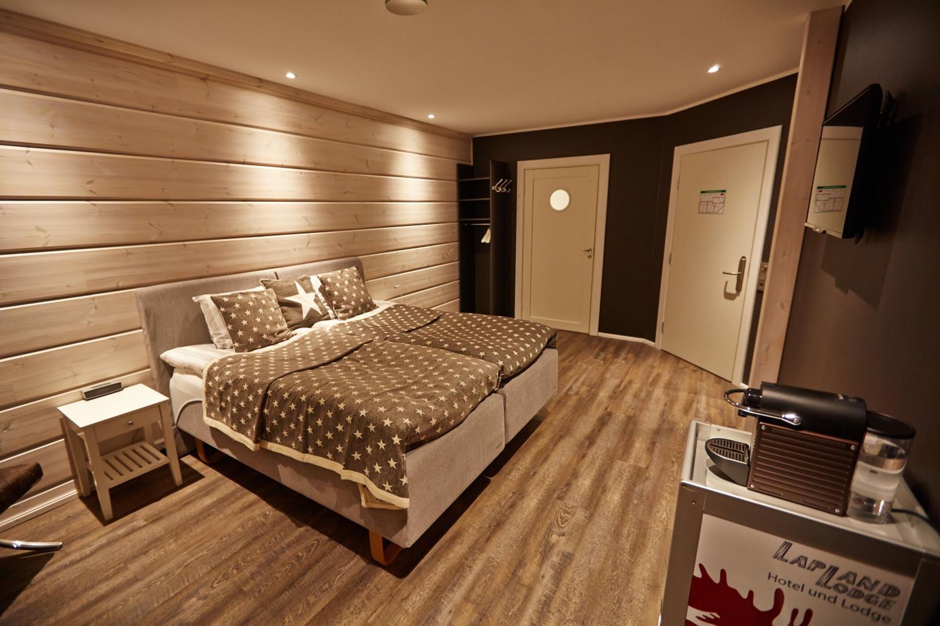 Deluxe Twin Room with Private Bathroom photo 2
