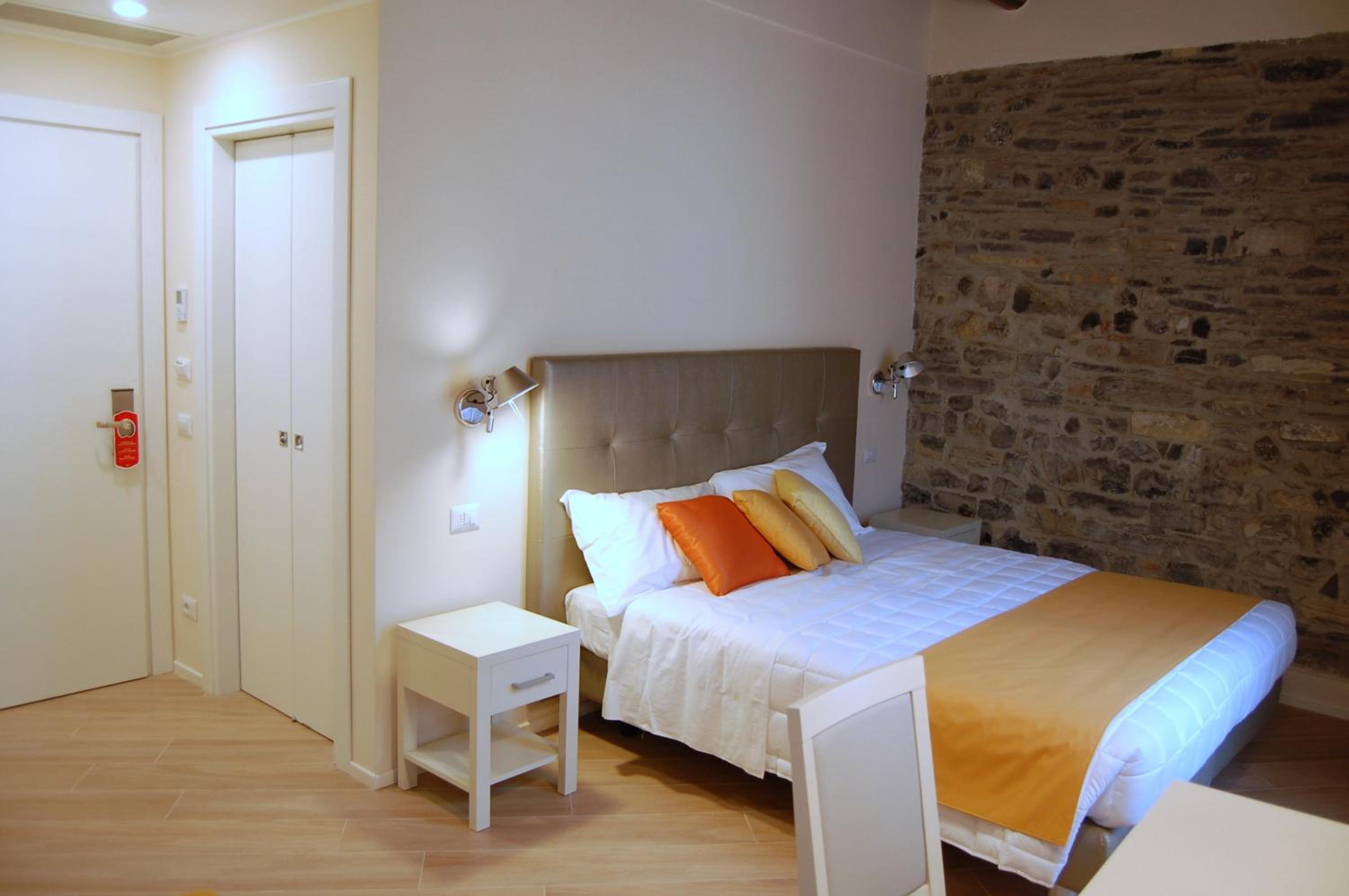Double Room - Photo 10