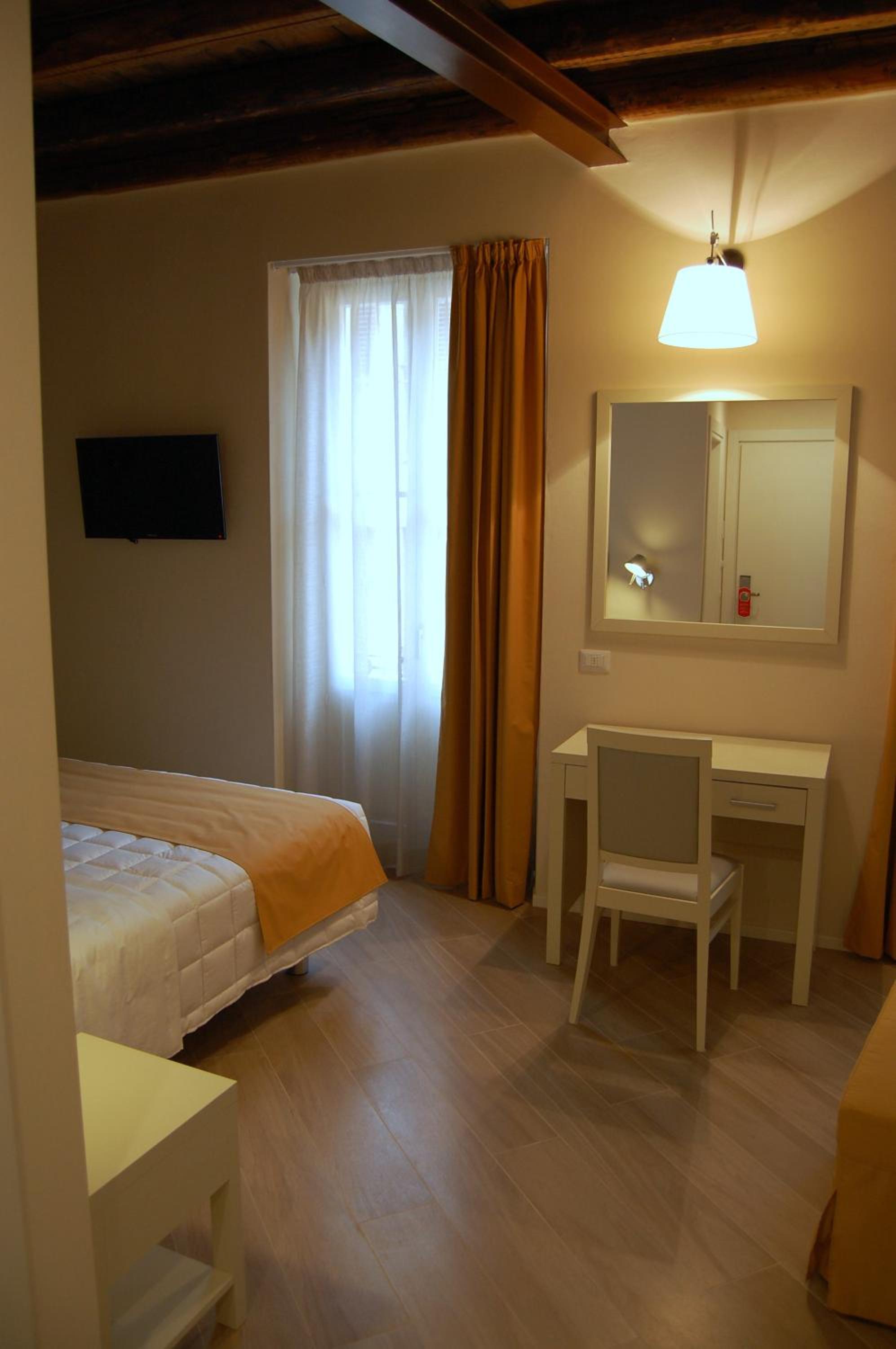 Triple Room - Photo 11