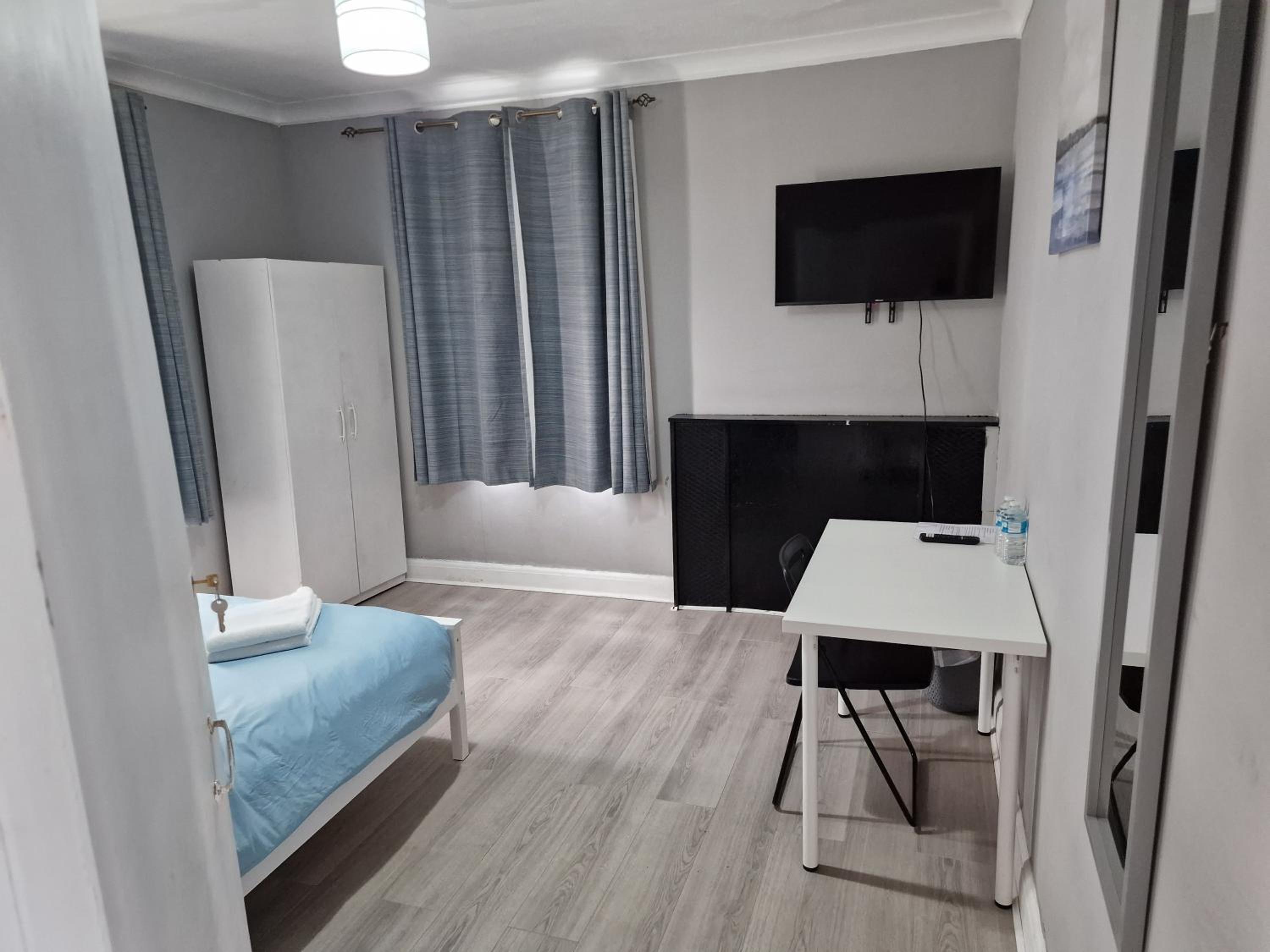 Double Room with Shared Bathroom photo 3