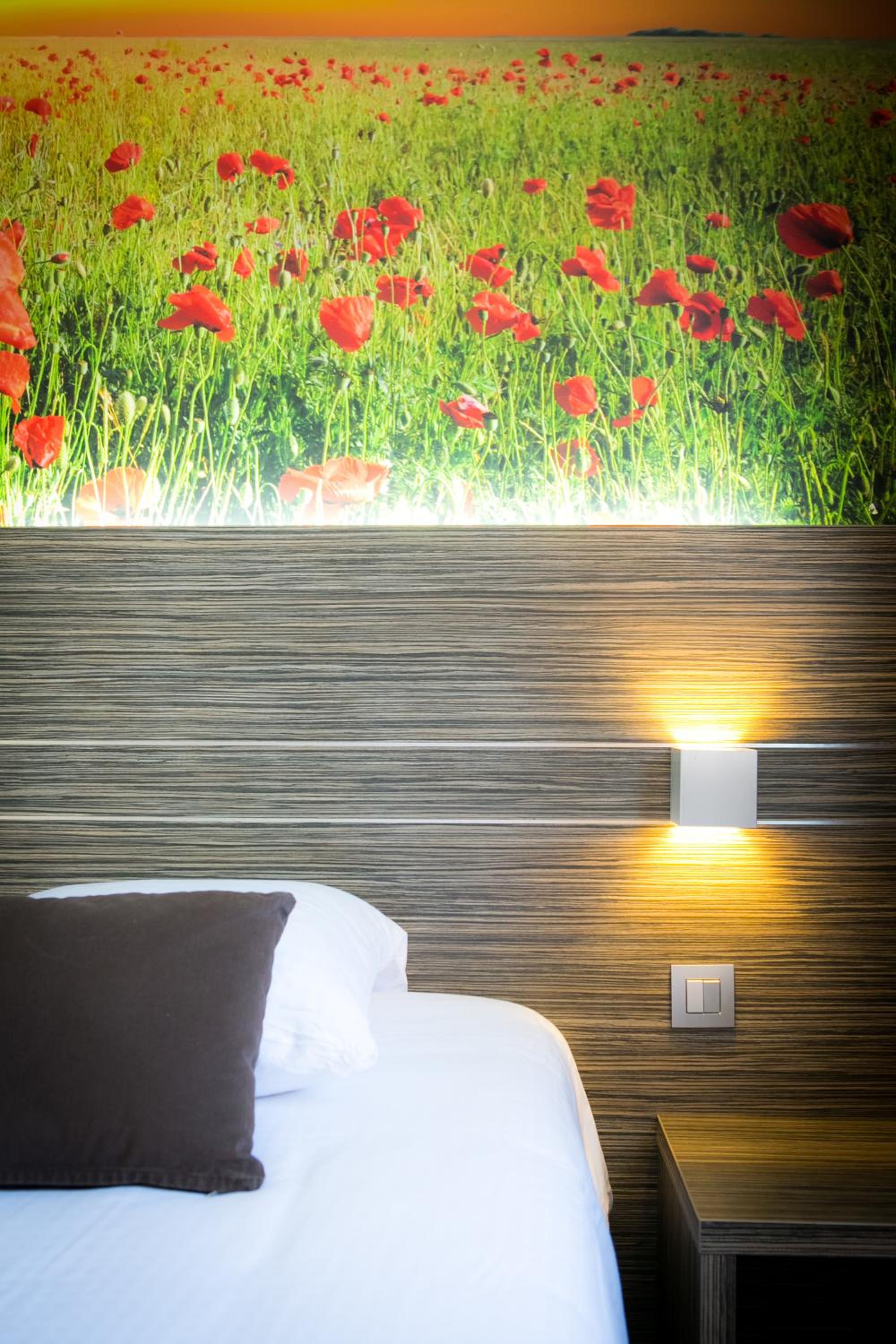 Standard Twin Room with Shower - Photo 8