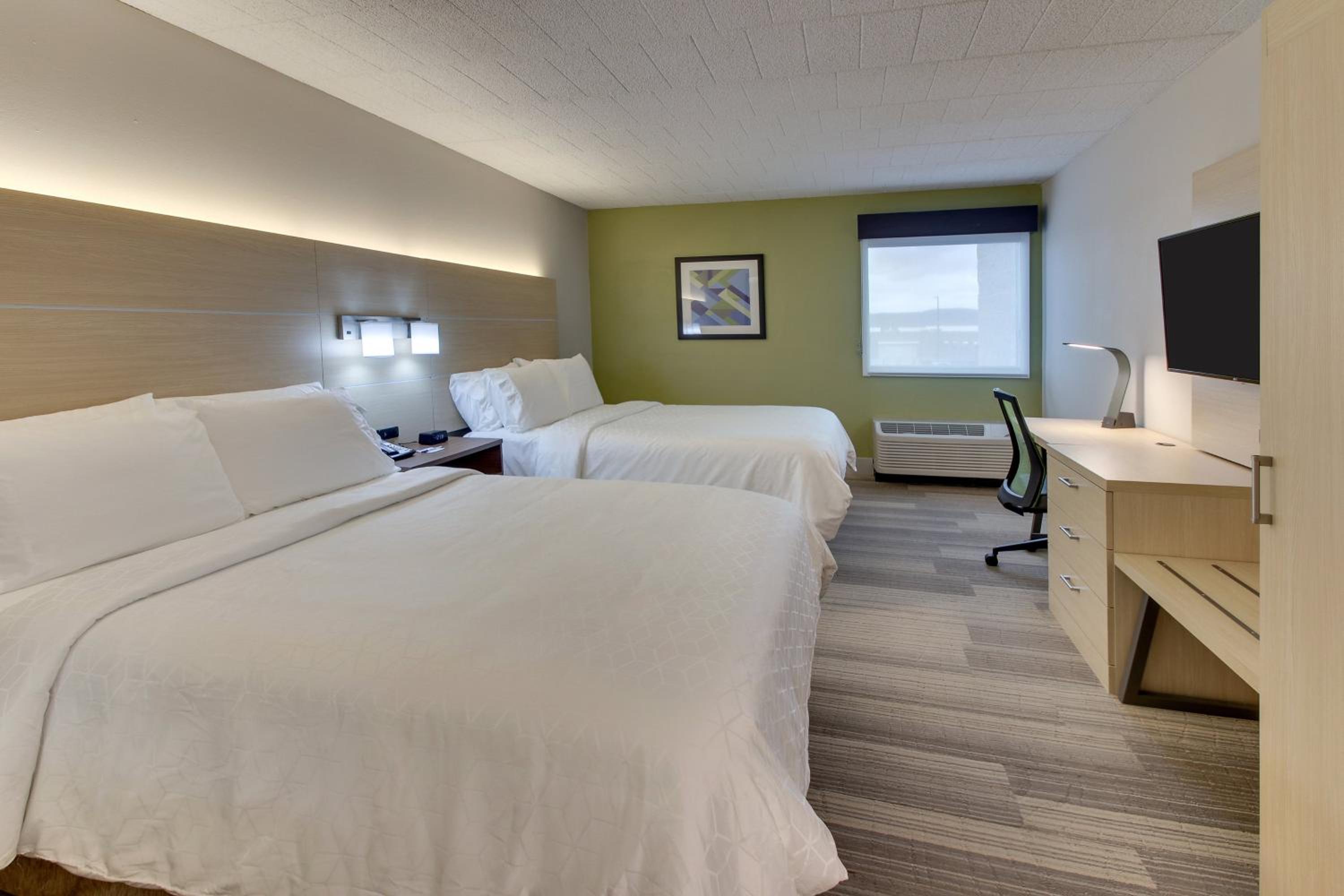 Standard Queen Room with Two Queen Beds - Photo 3