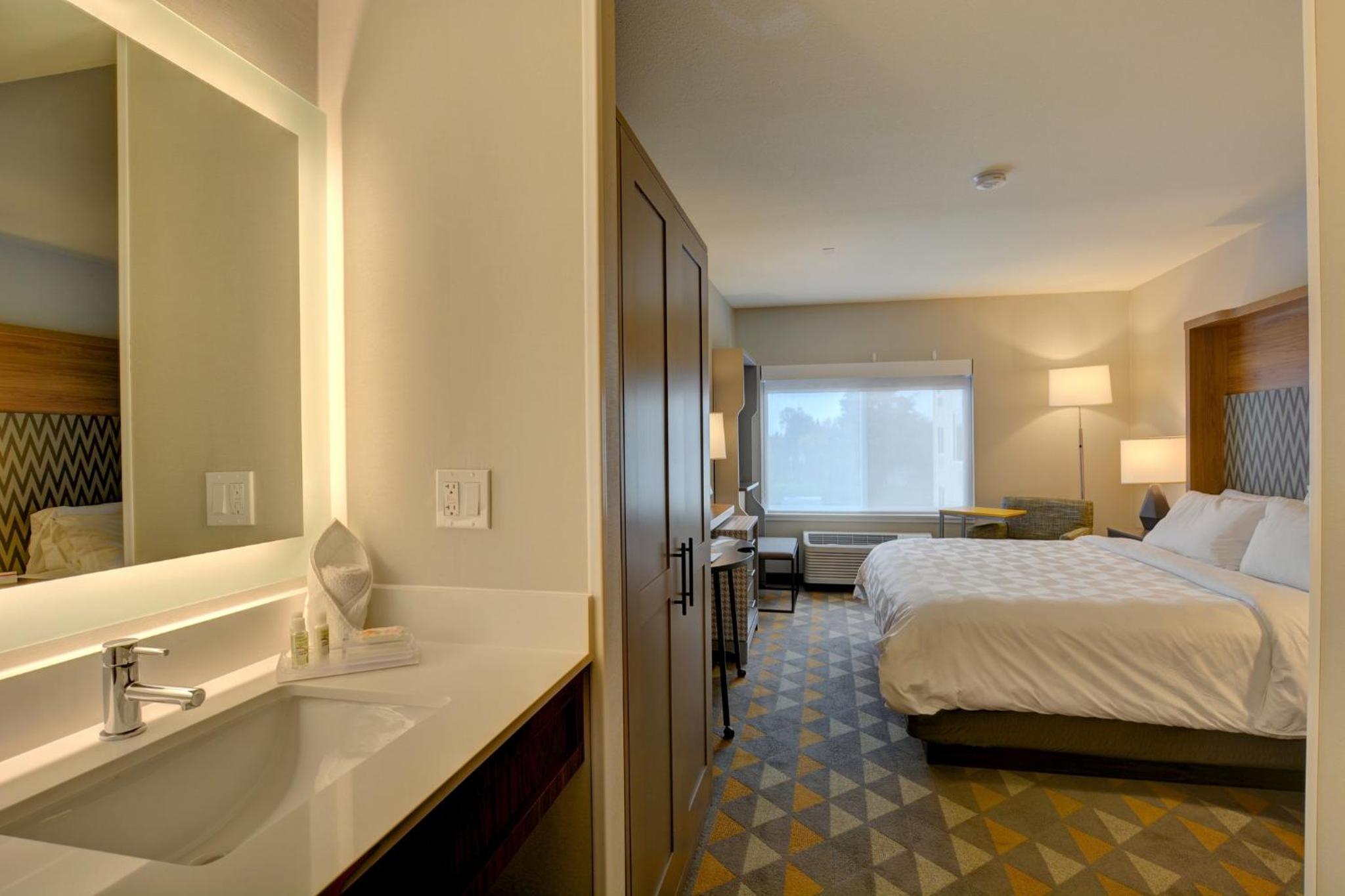Standard Queen Room with Two Queen Beds - Photo 4