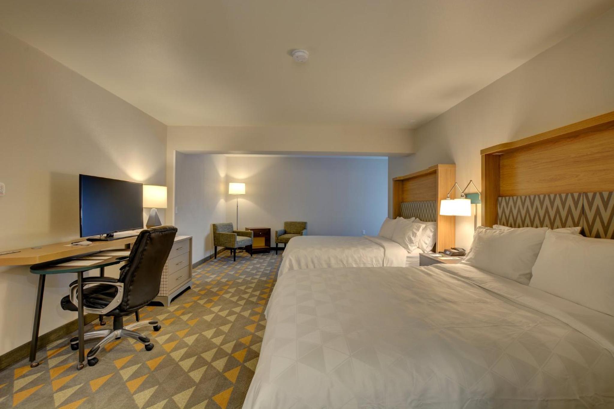 Standard Queen Room with Two Queen Beds - Photo 3