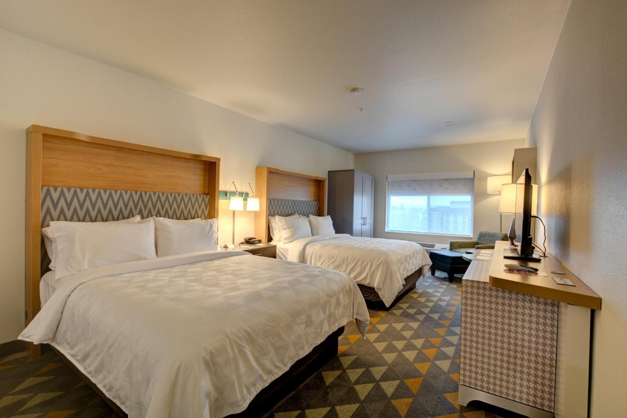 Standard Queen Room with Two Queen Beds - Photo 5