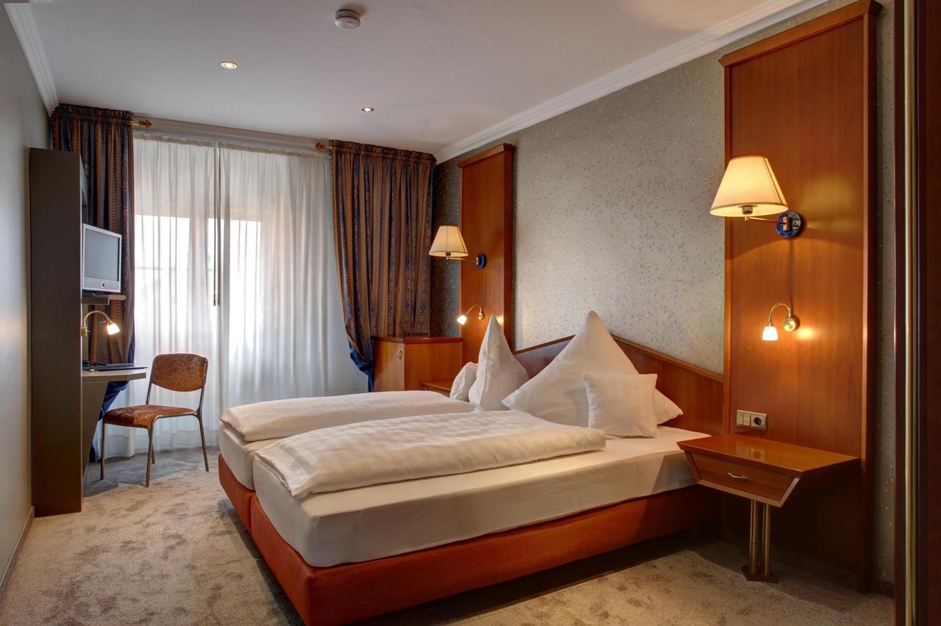Standard Double Room - Photo 11