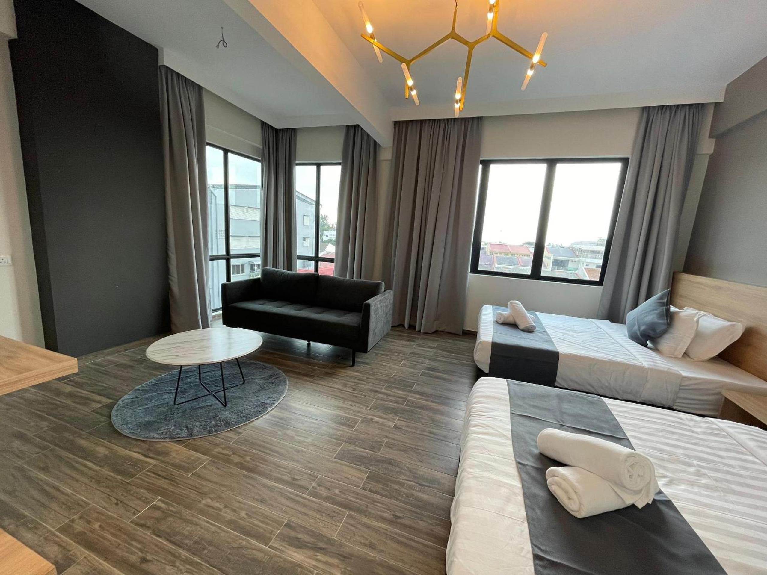 Plaza Suite - Photo 1