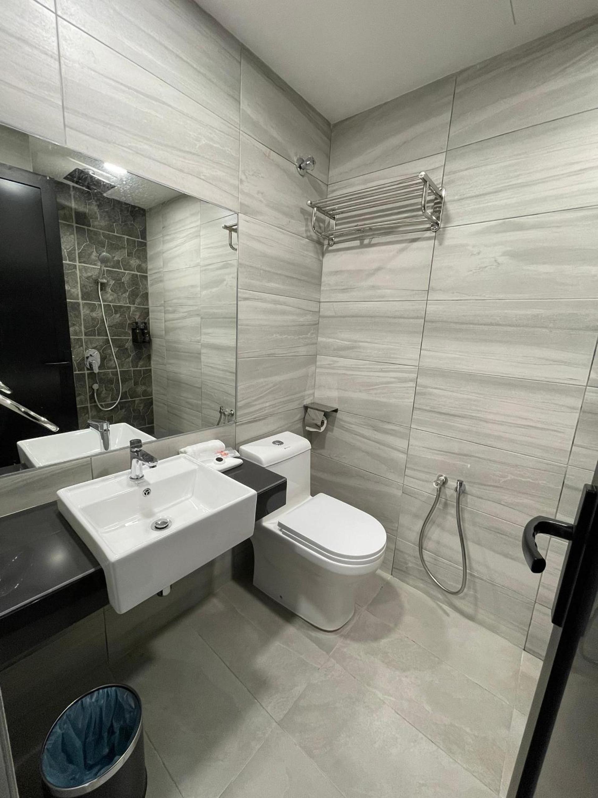 Plaza Suite - Photo 7