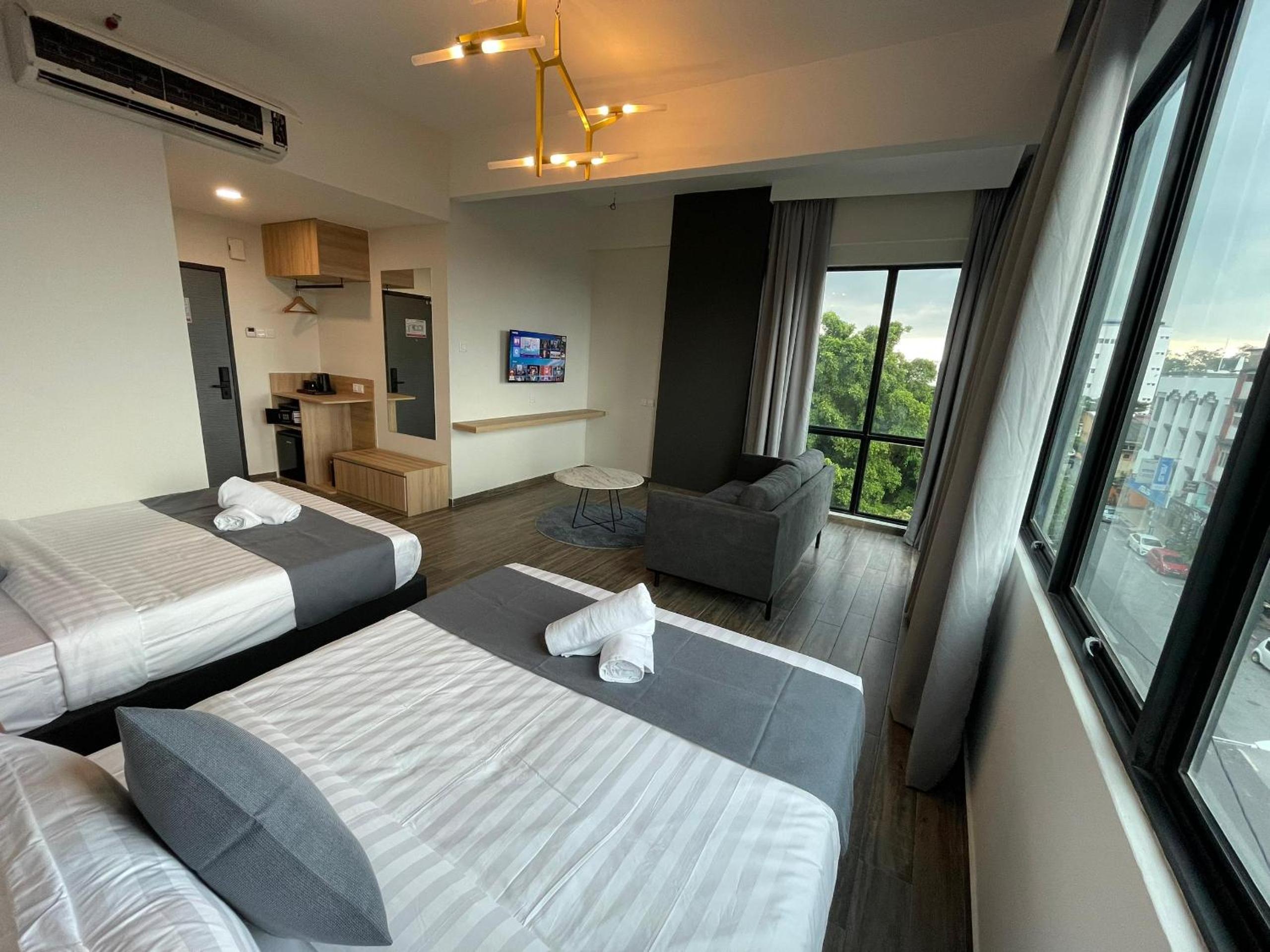 Plaza Suite - Photo 2
