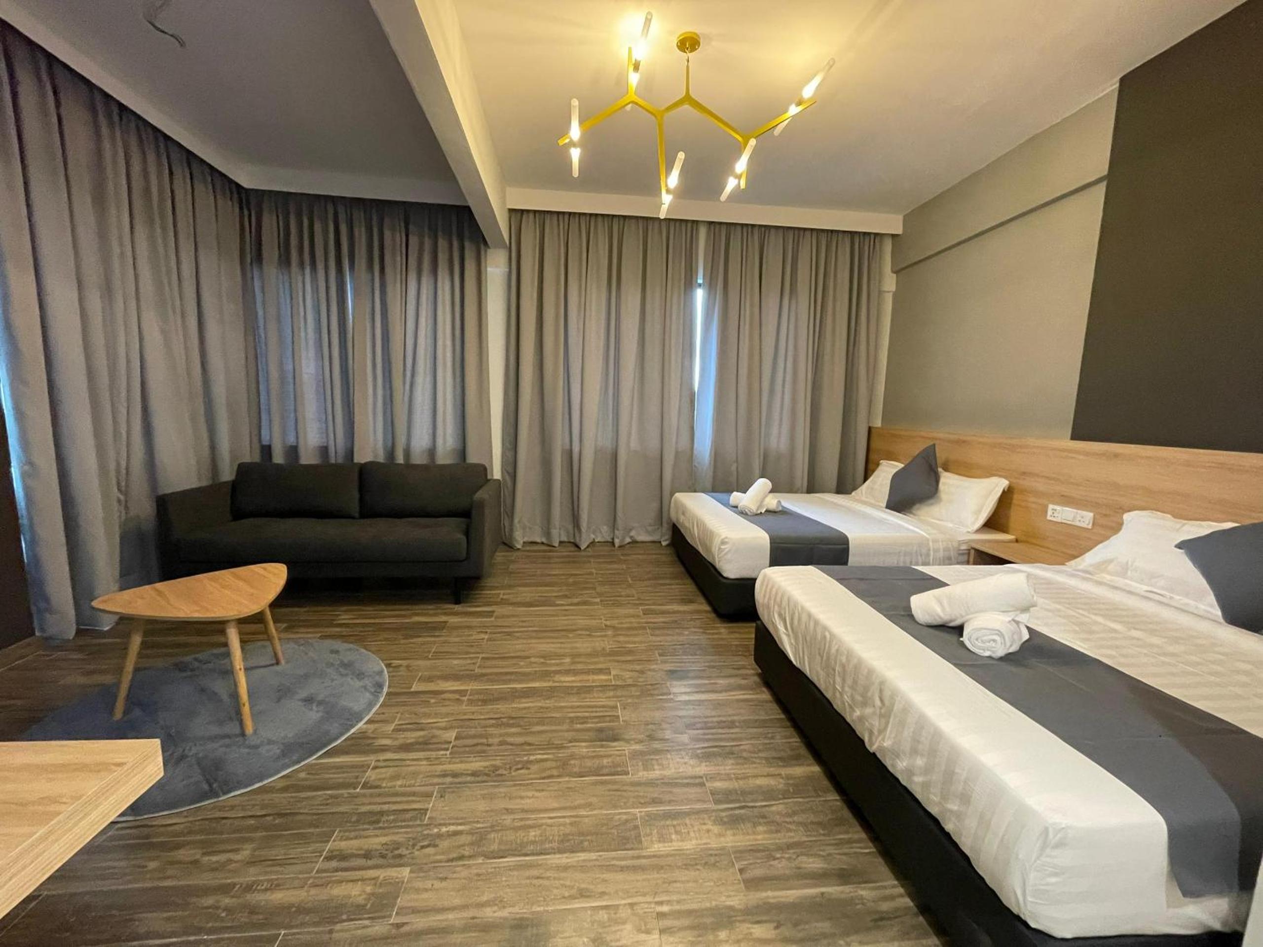 Plaza Suite - Photo 3