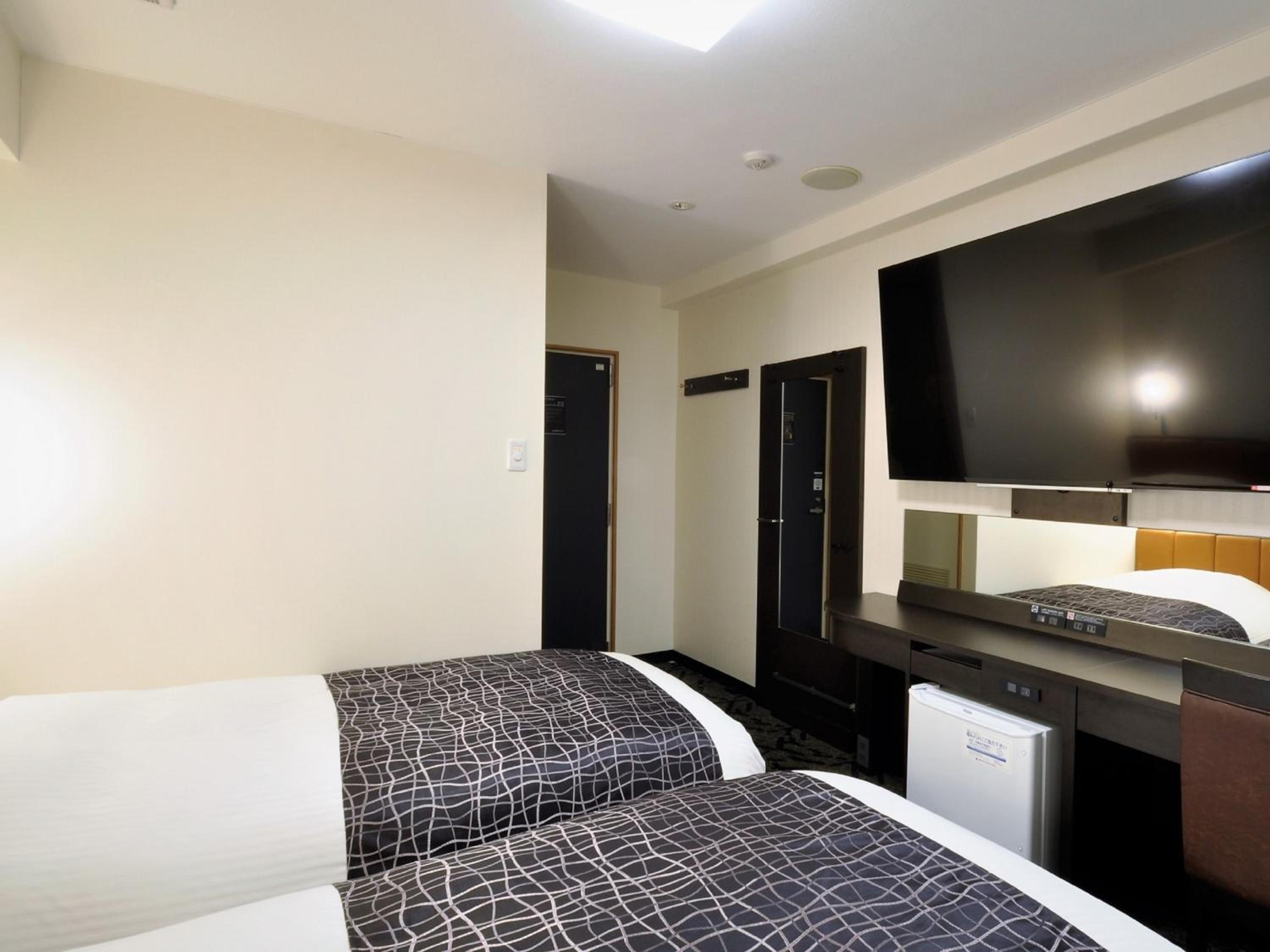 Twin Room - Nonsmoking - South Building photo 1