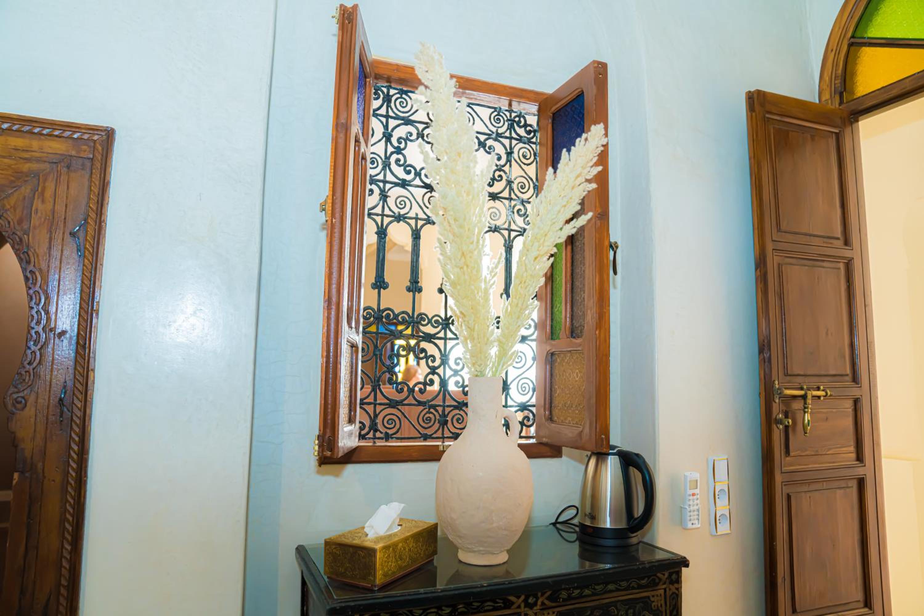 Deluxe Queen Room - Photo 10