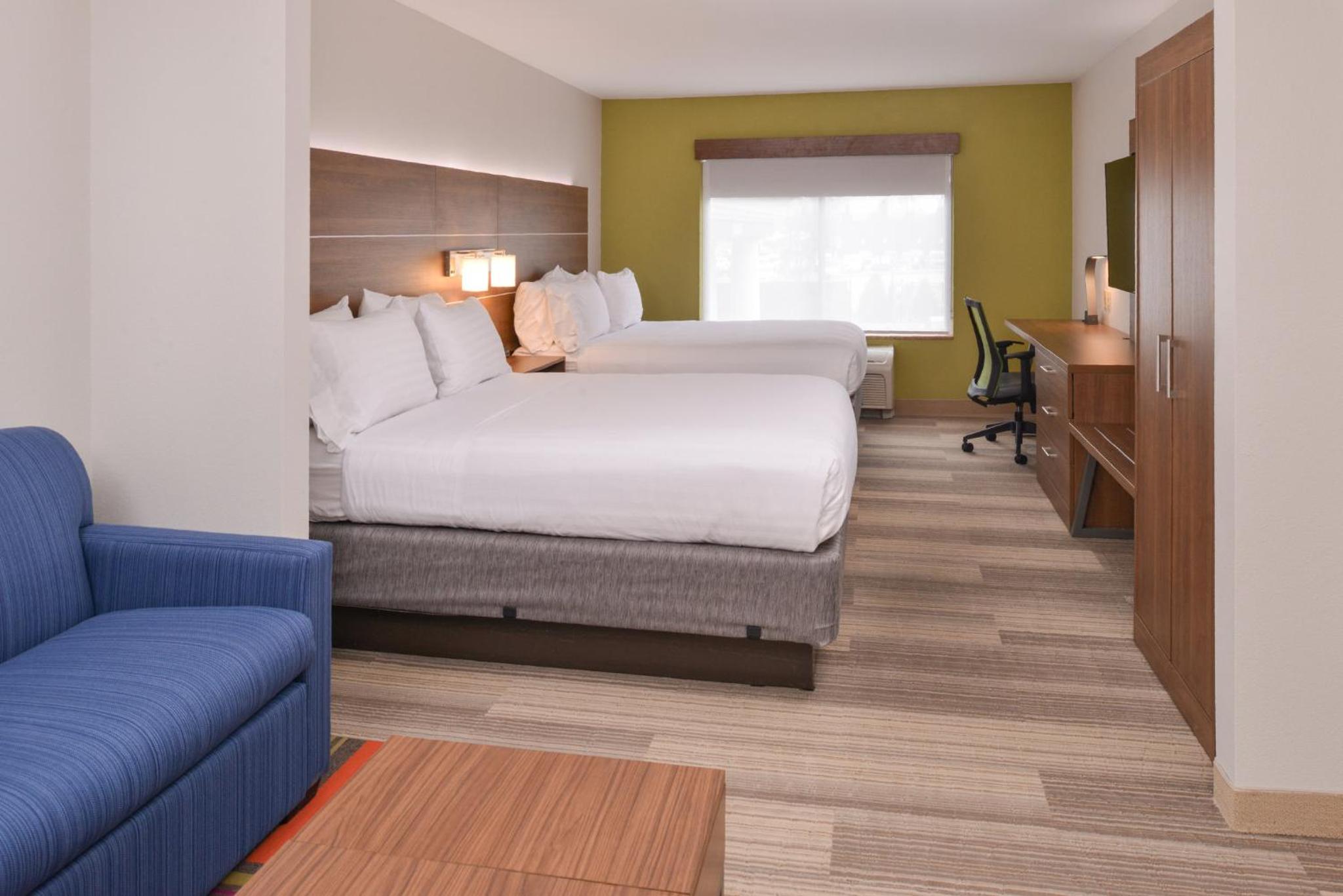 Queen Room with Two Queen Beds- Hearing Accessible Roll in Shower/Non-Smoking - Photo 4