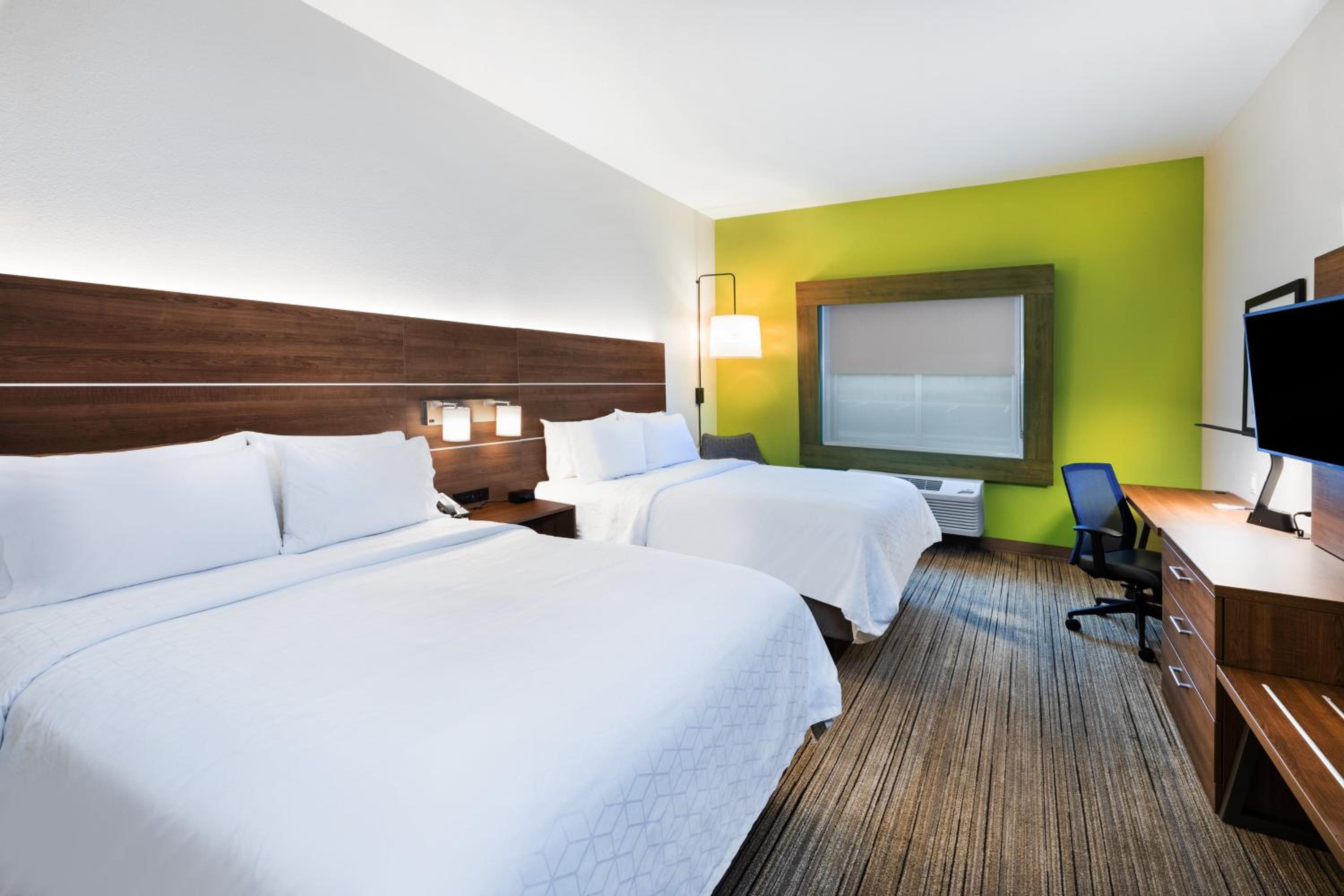 Standard Room with Two Queen Beds photo 2