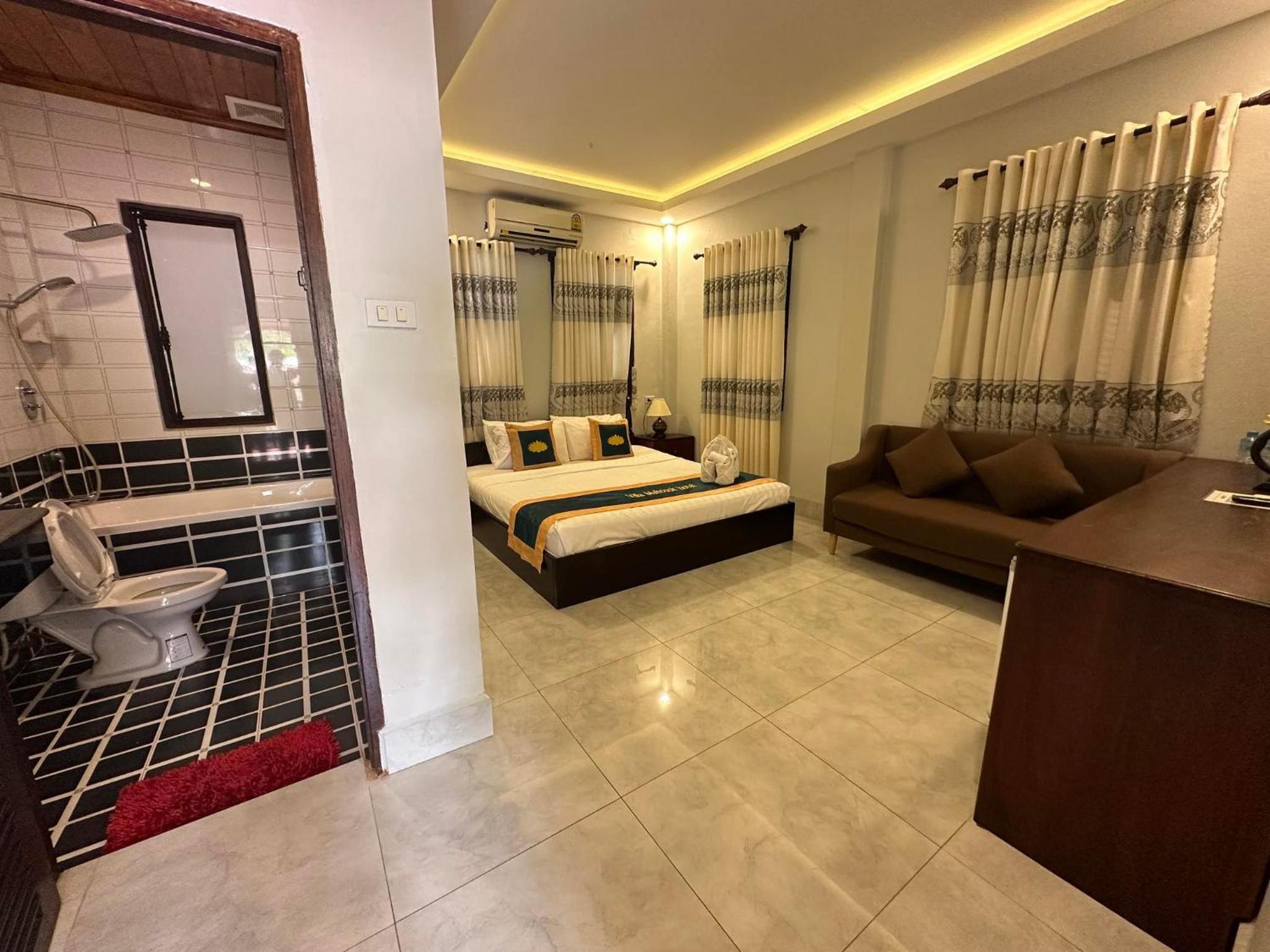 Deluxe Double Room with Bath - Photo 1
