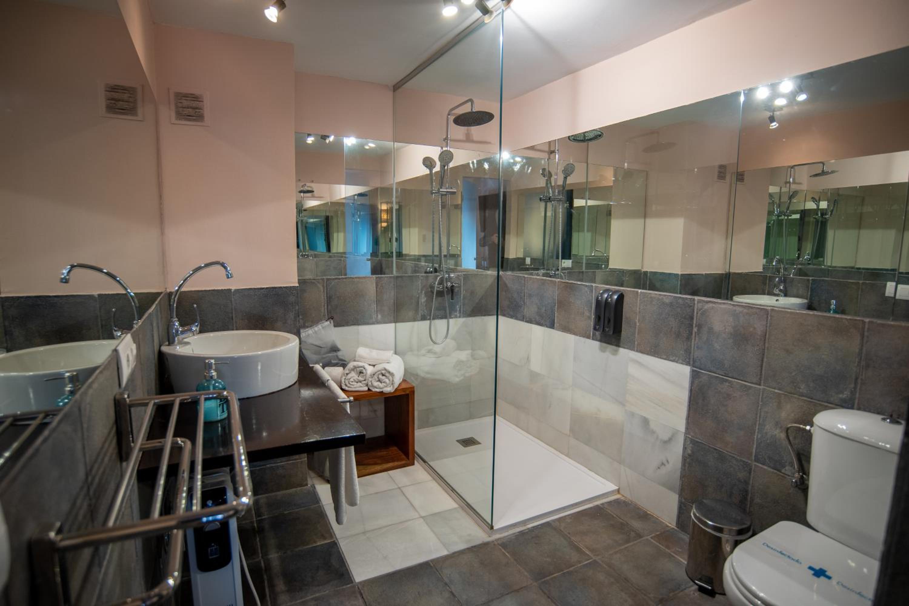 Double or Twin Room - Photo 2