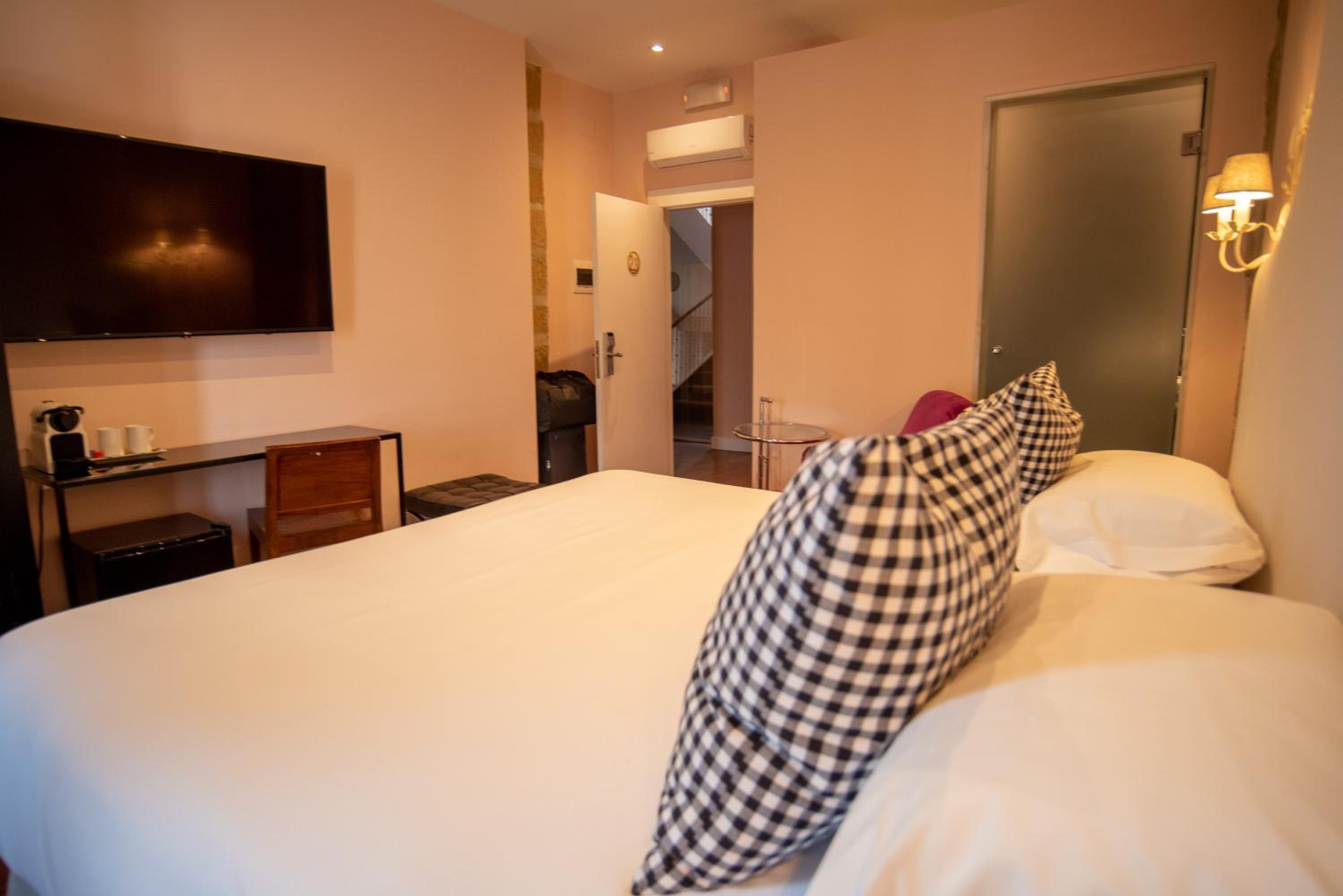 Double or Twin Room - Photo 3