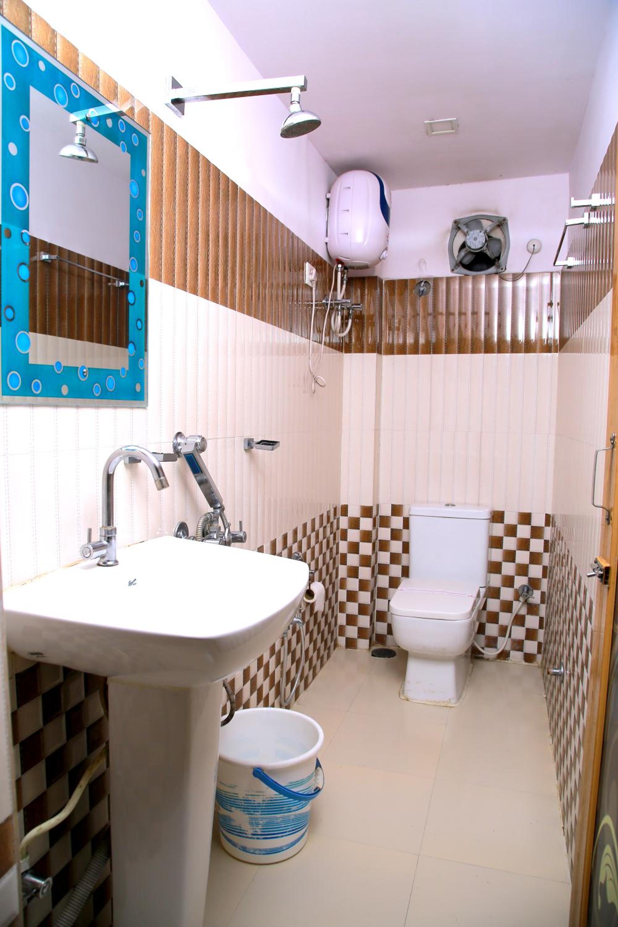 Deluxe Double Room (2 Adults + 1 Child) - Photo 6