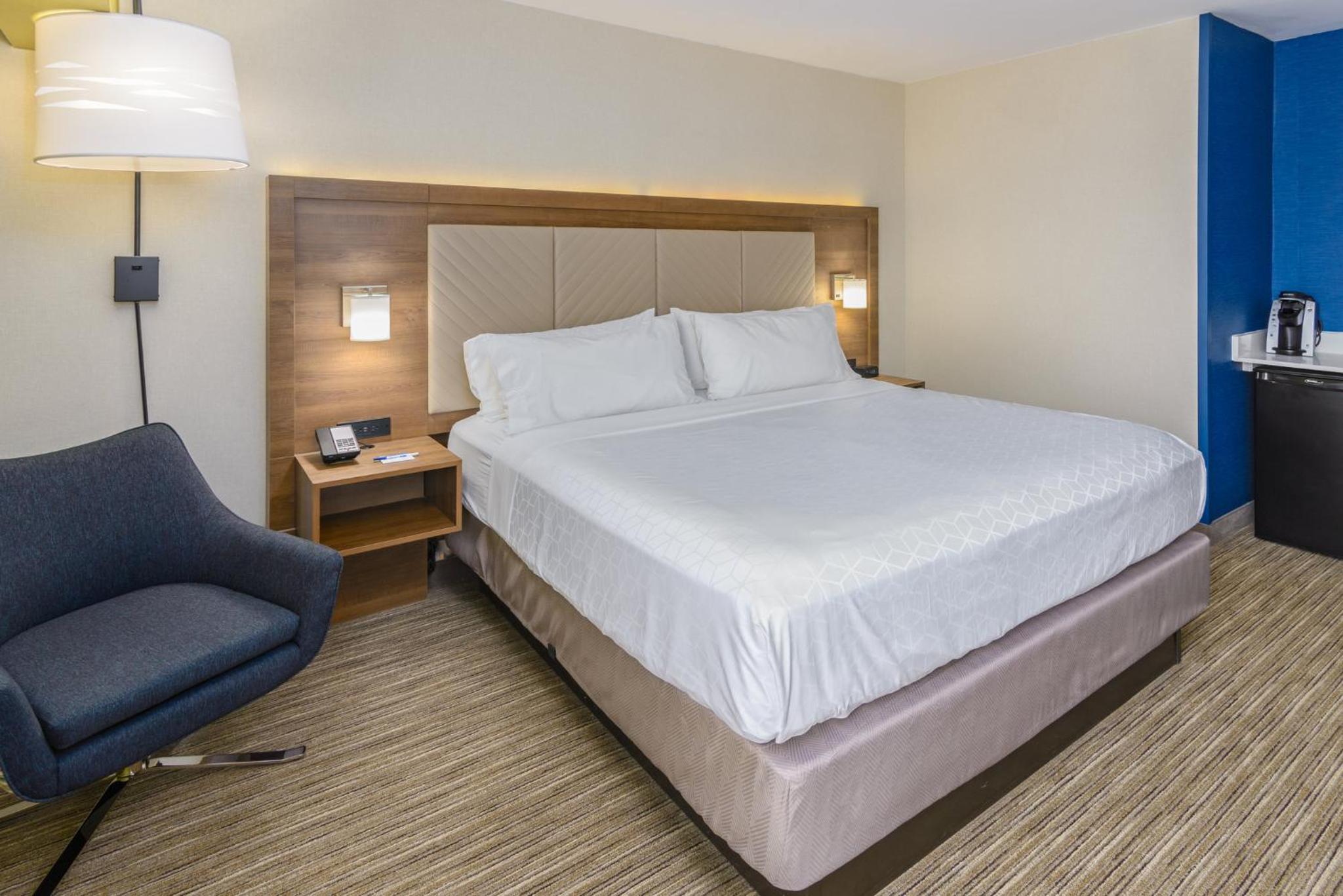 Standard King Room - Photo 9