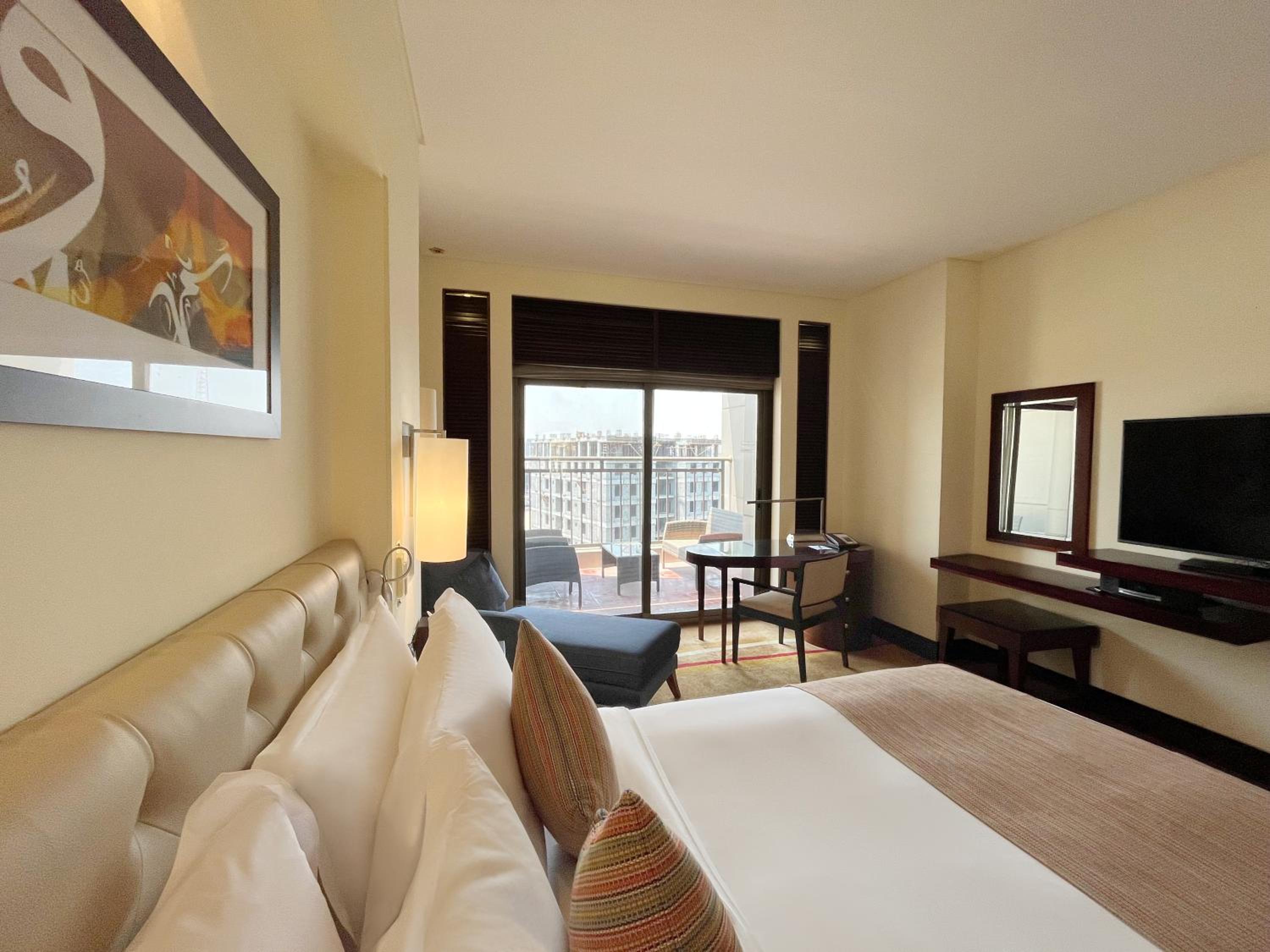Superior Queen Room with Balcony and City View - Photo 4