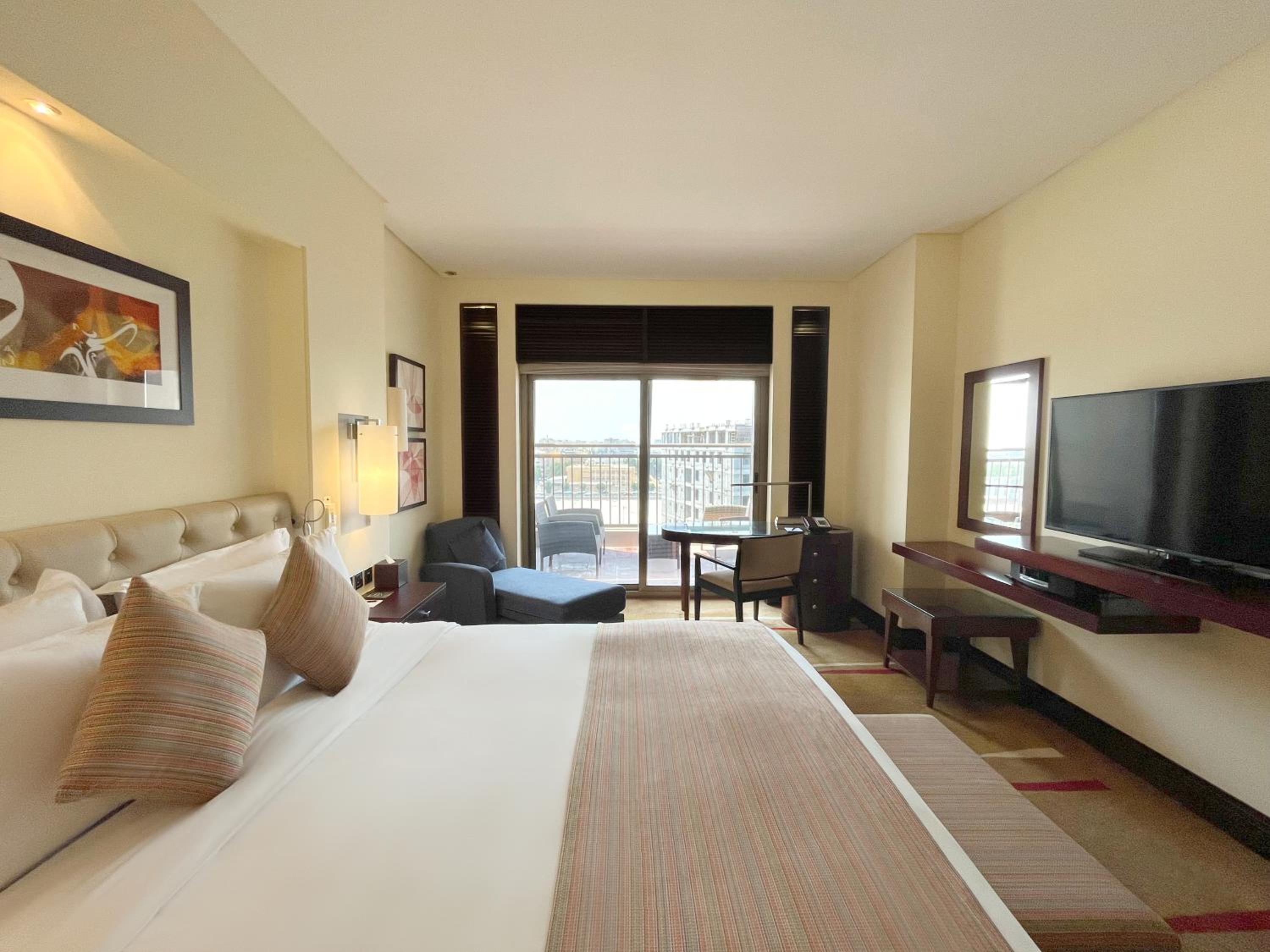 Superior Queen Room with Balcony and City View - Photo 9