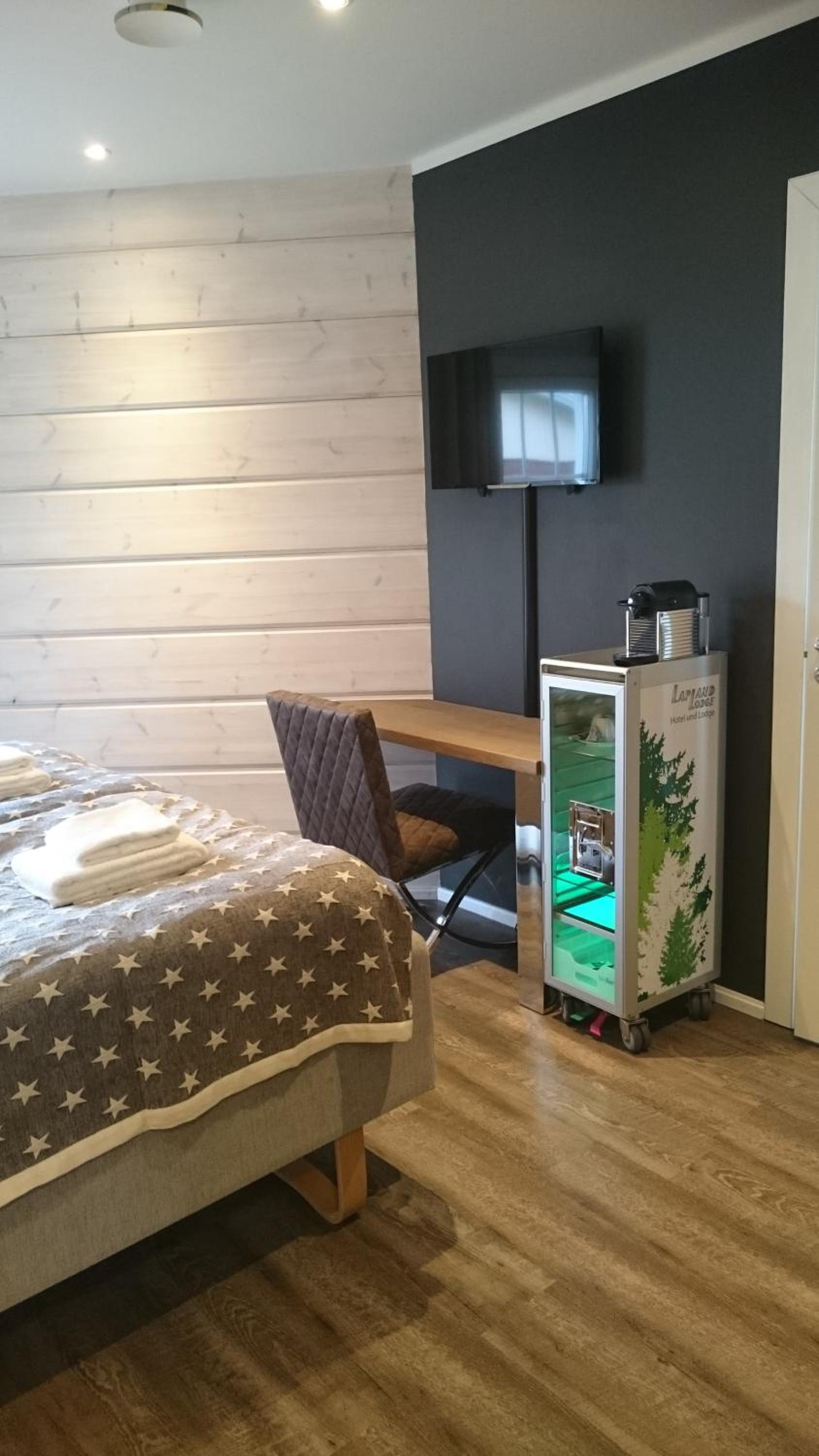 Deluxe Single Room with Private Bathroom photo 2