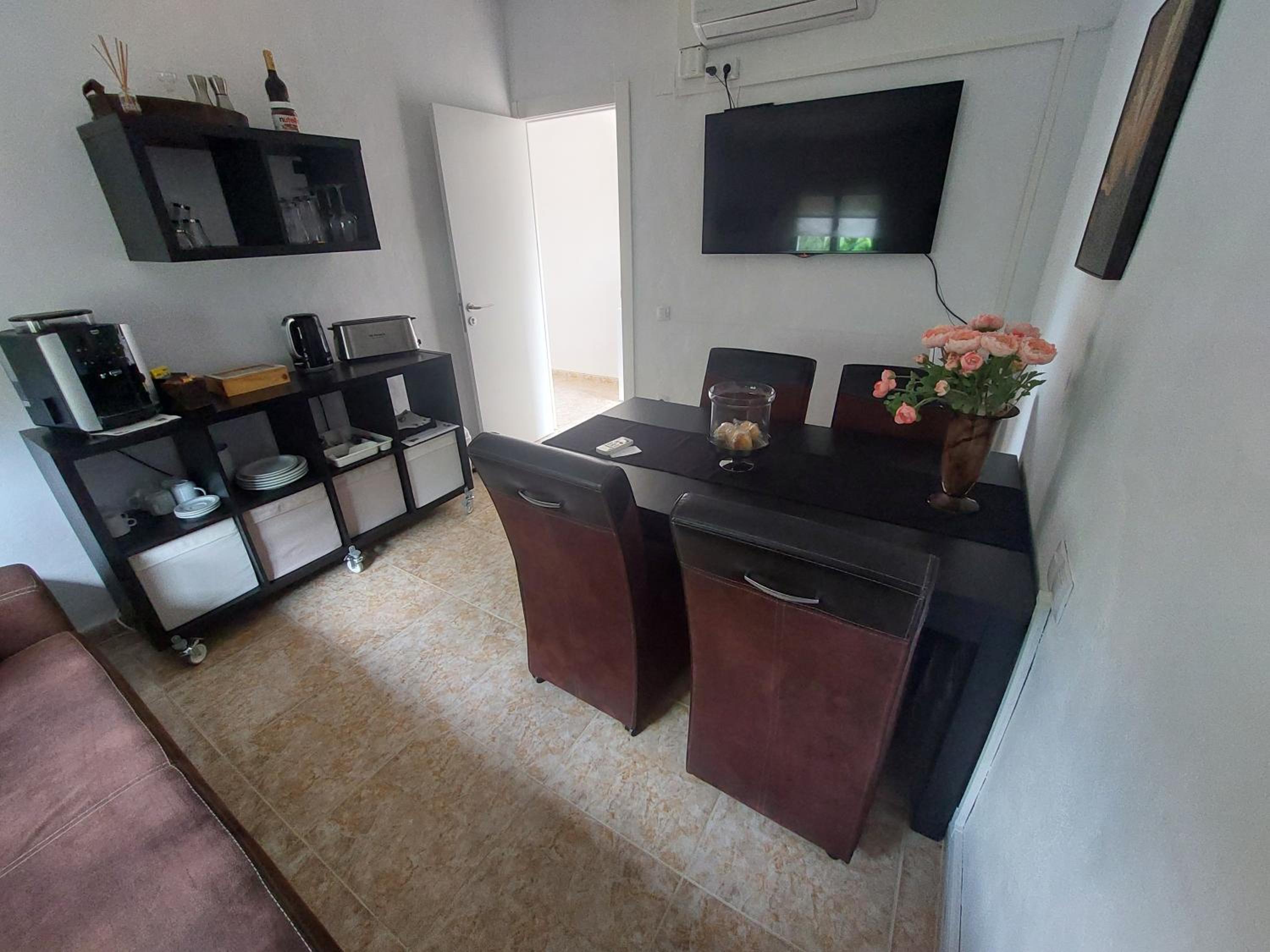 Deluxe King Room - Photo 13