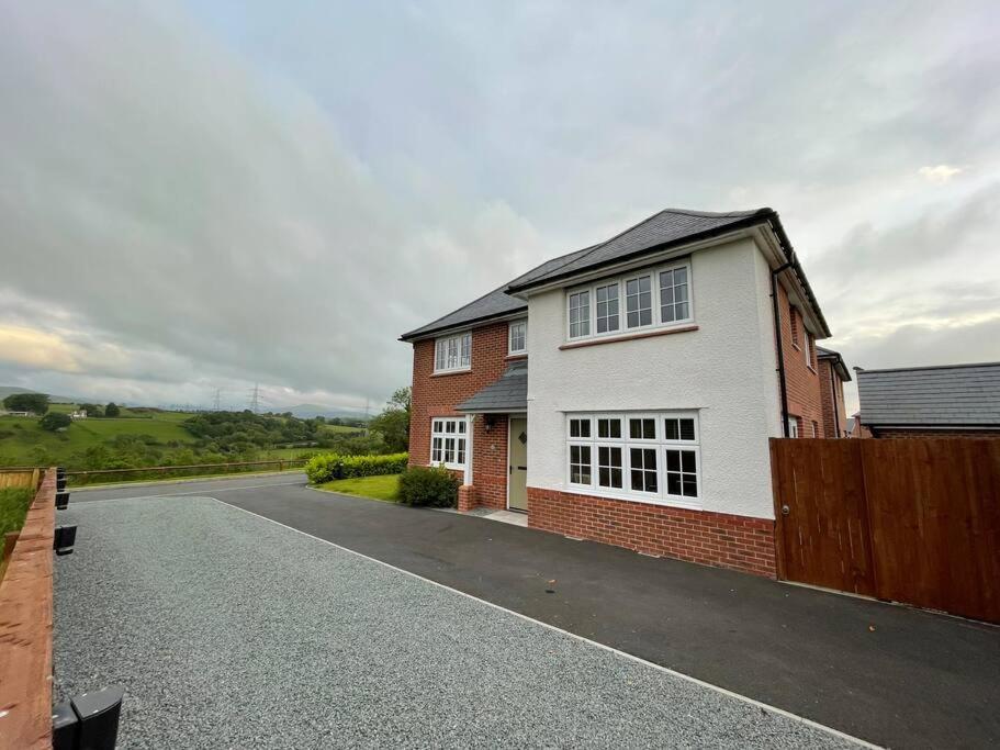 Four-Bedroom House photo 2