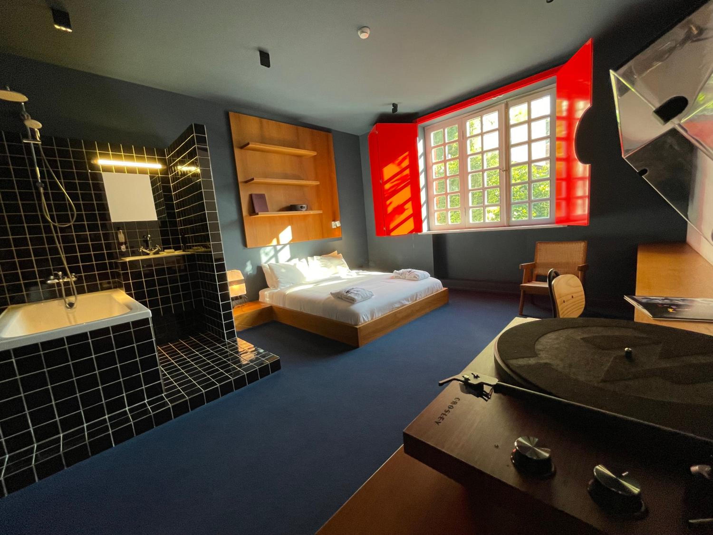 Deluxe Double Room with Bath - Photo 3