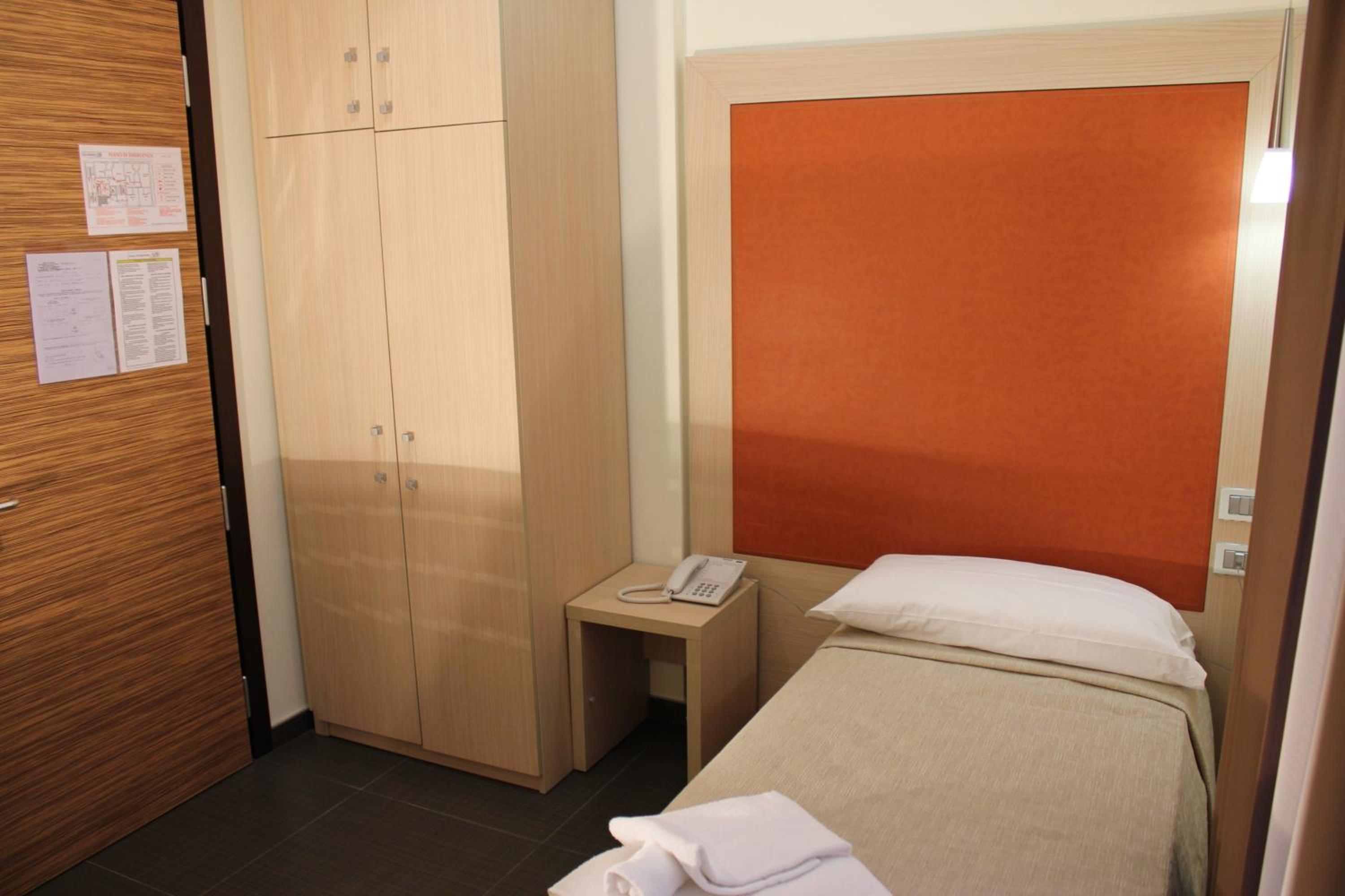 Single Room - Photo 3