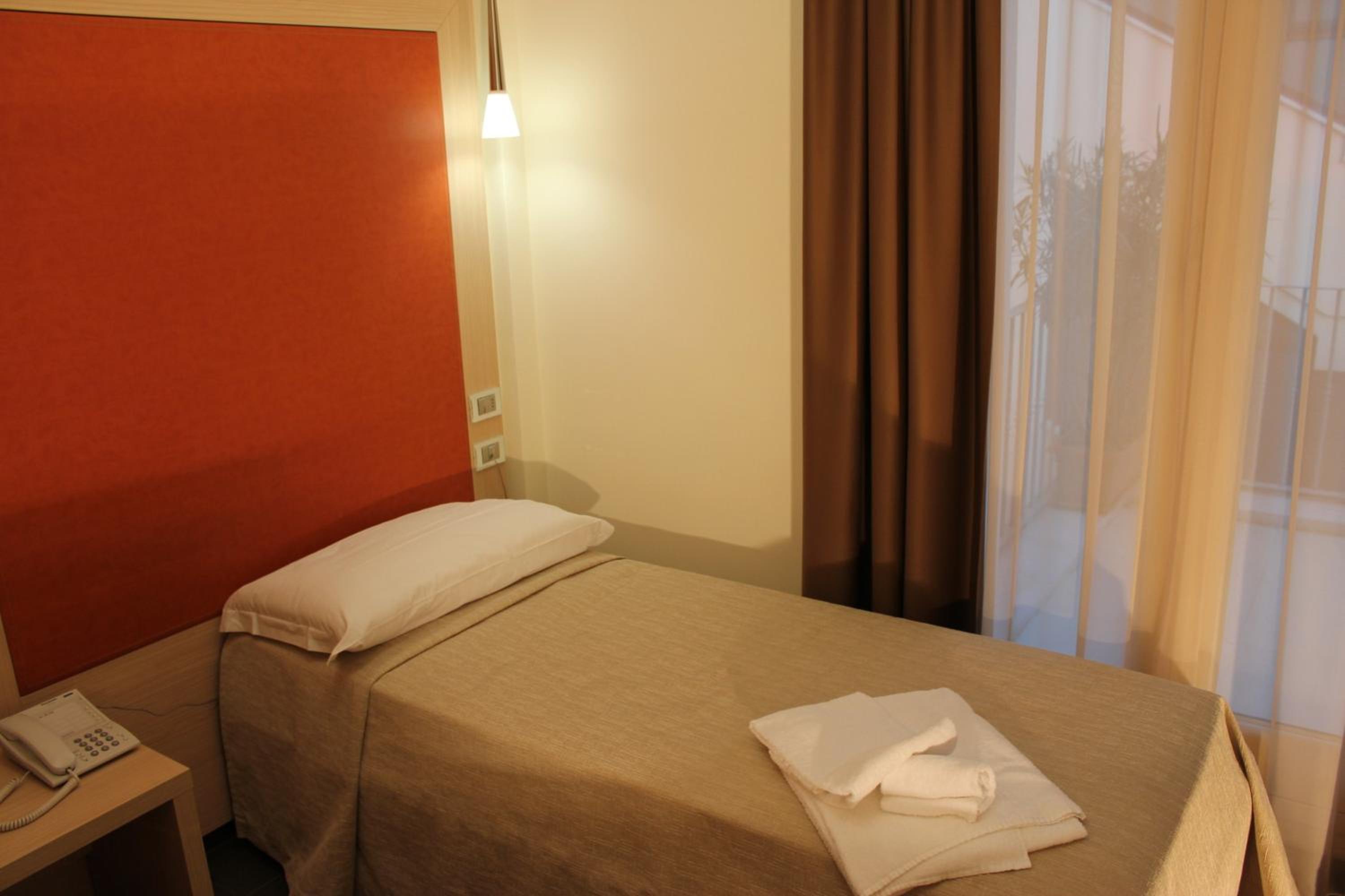 Single Room - Photo 2