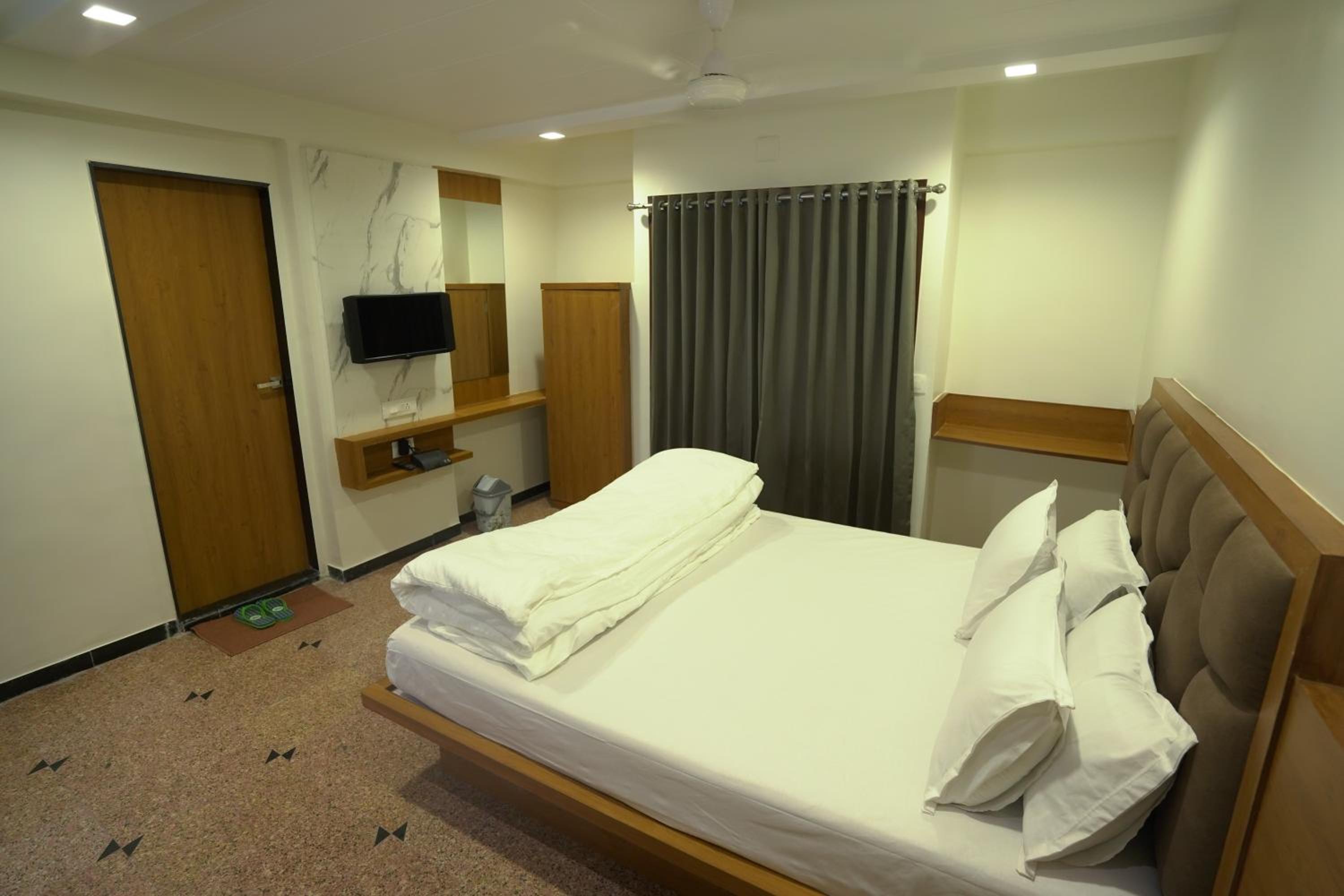 Deluxe Double Room - Indian nationals only photo 3