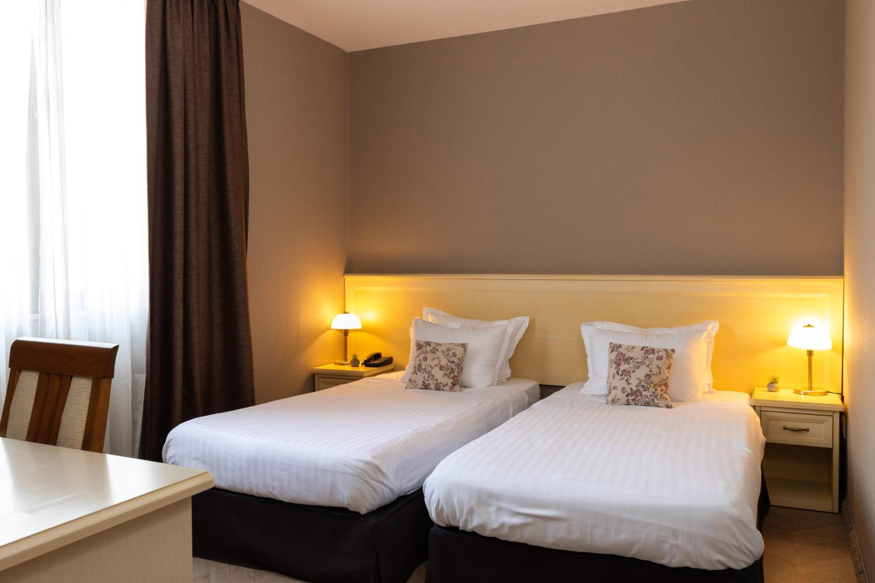 Studio with Twin Beds - Photo 1