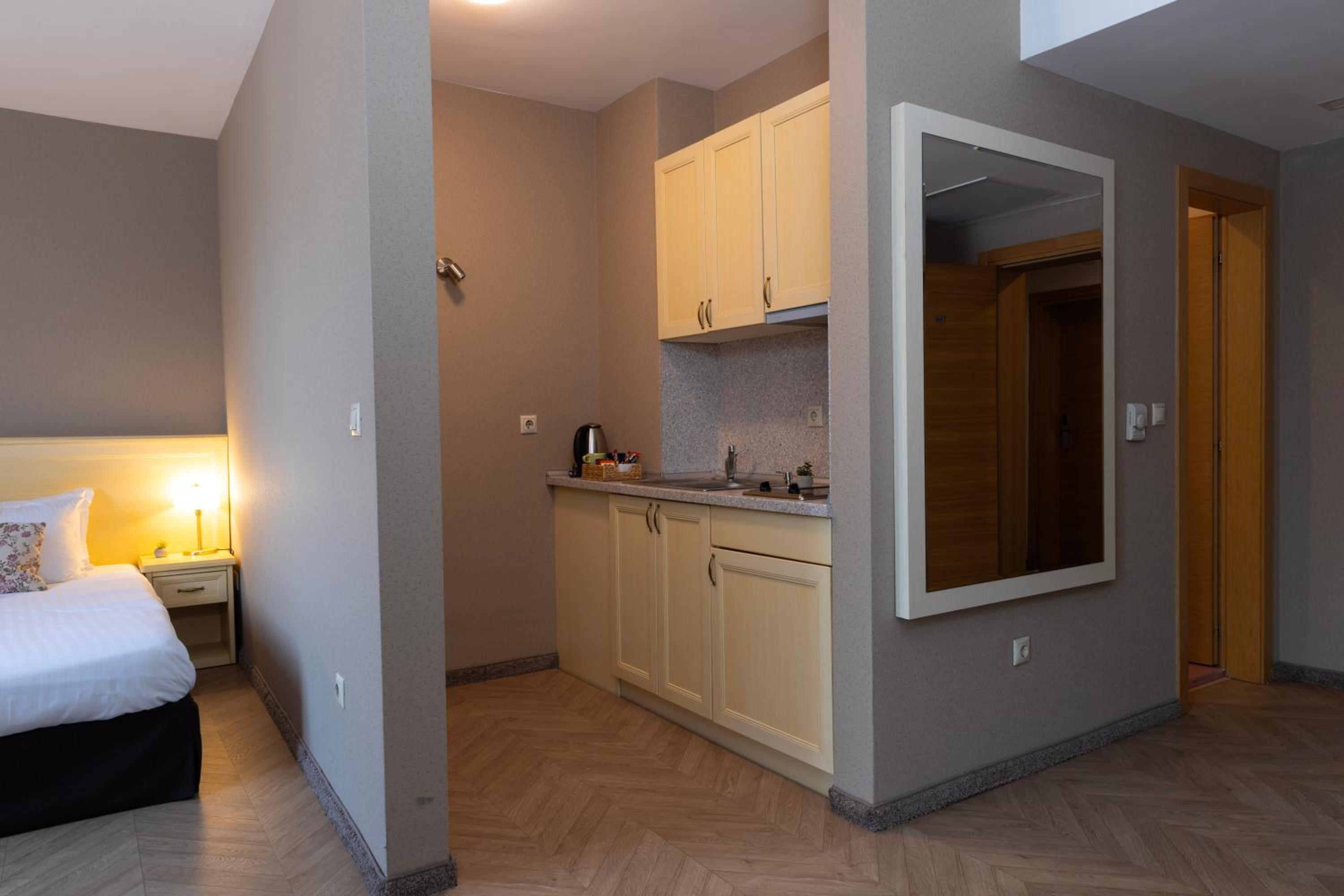 Studio with Twin Beds - Photo 2