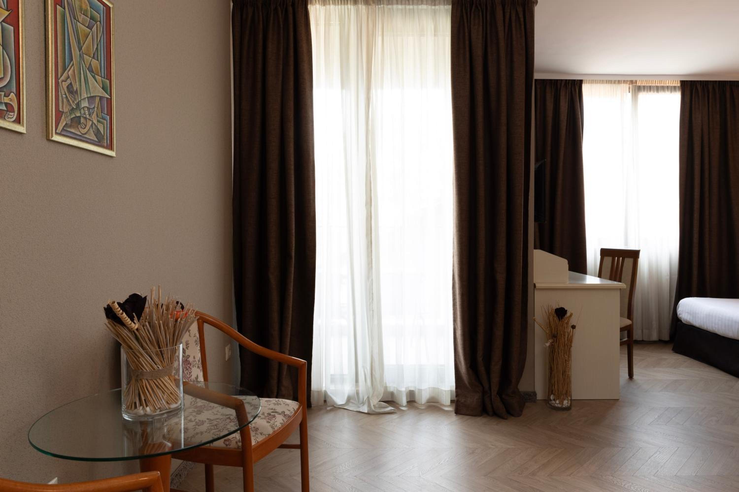 Studio with Twin Beds - Photo 3