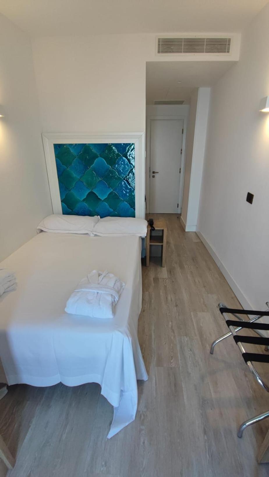 Deluxe Single Room with Balcony photo 3