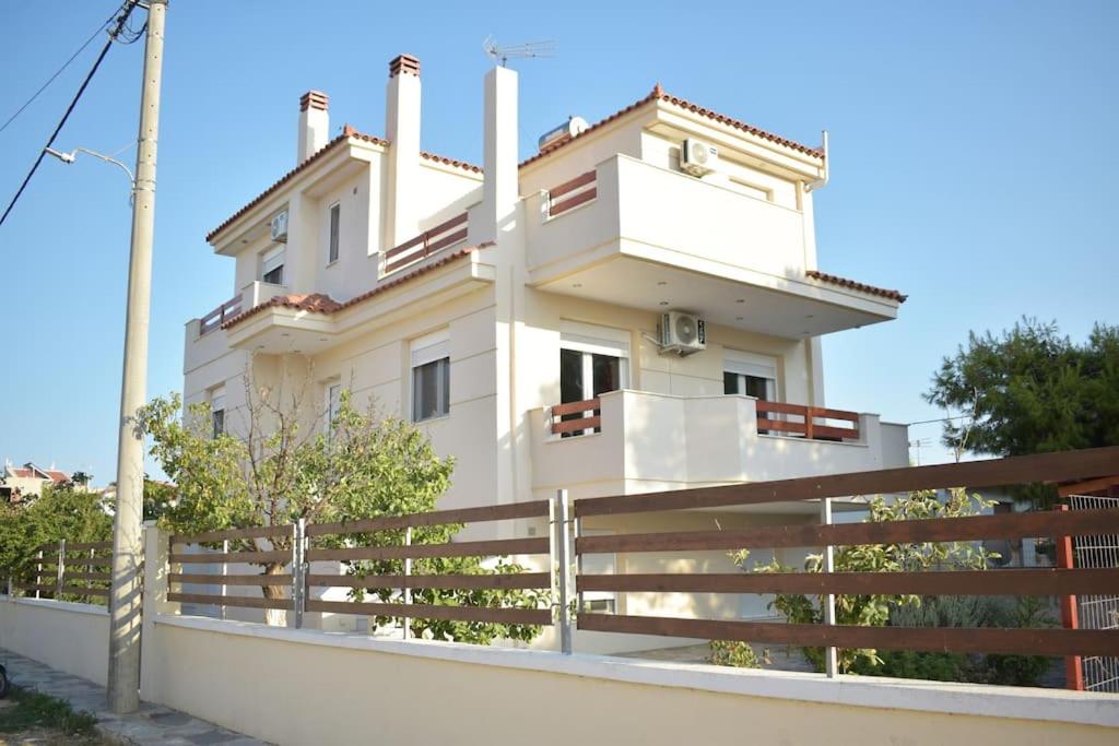 Three-Bedroom House photo 2