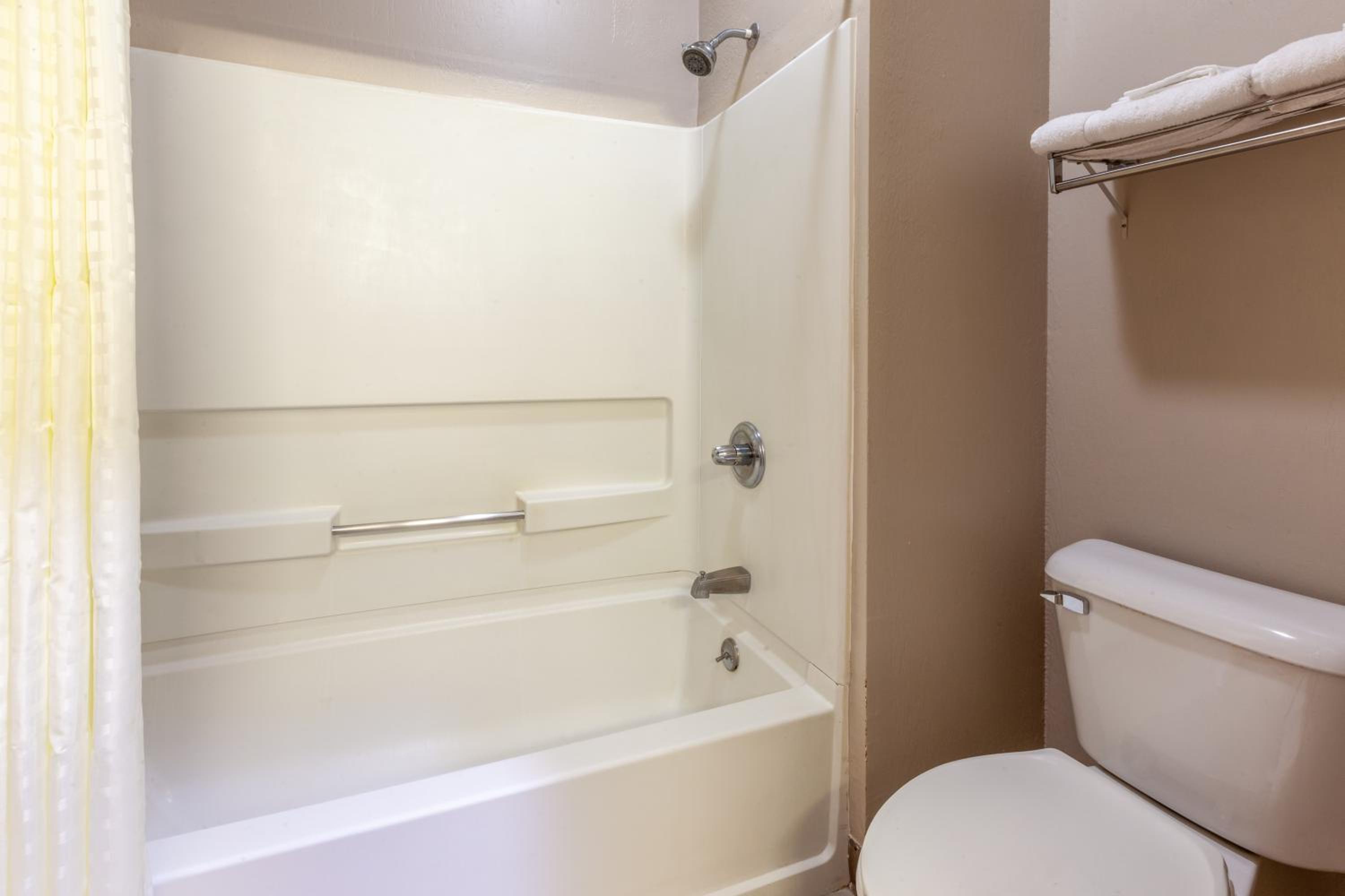 King Room - Non-Smoking - Photo 4