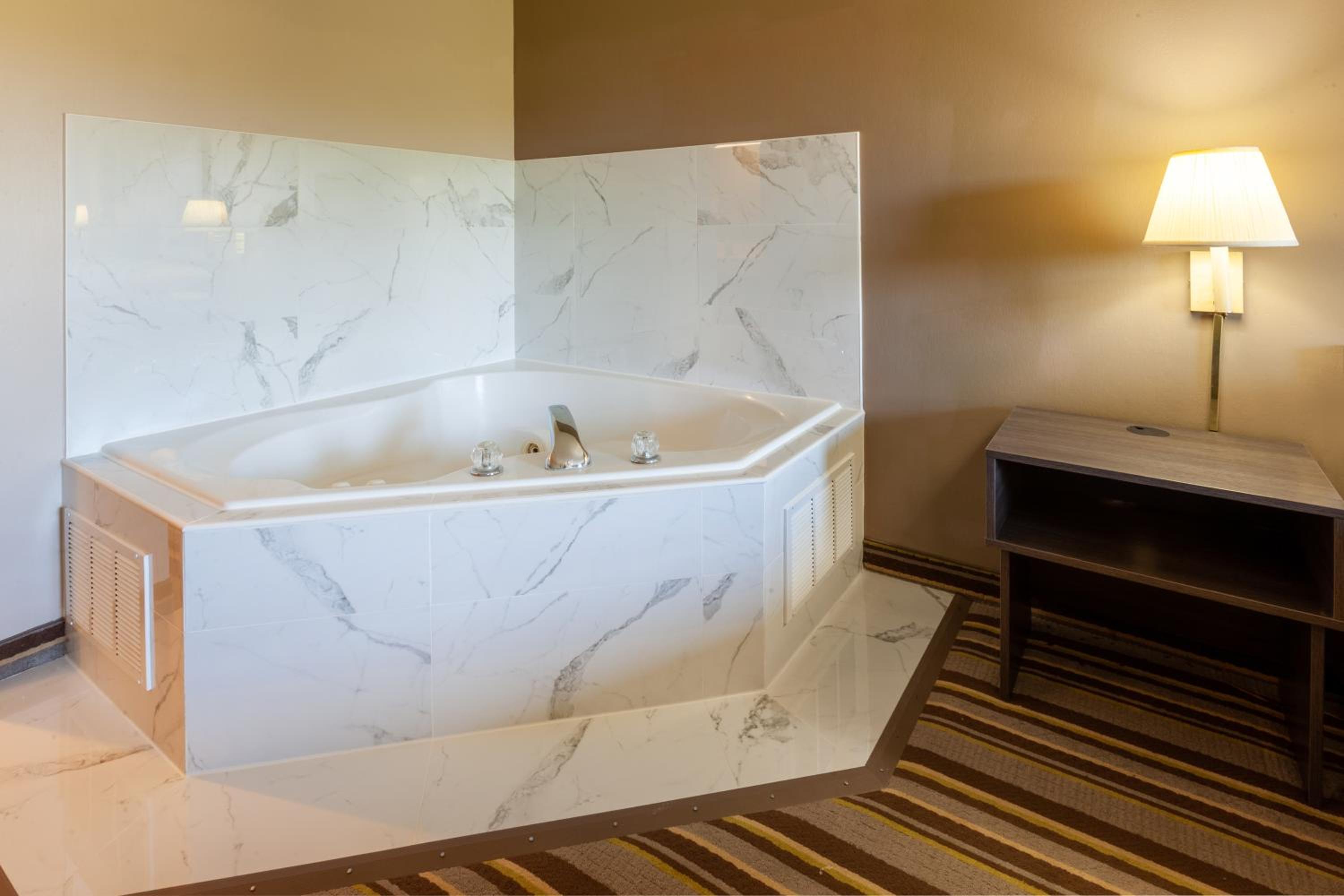 King Suite with Jetted Tub - Non-Smoking - Photo 3