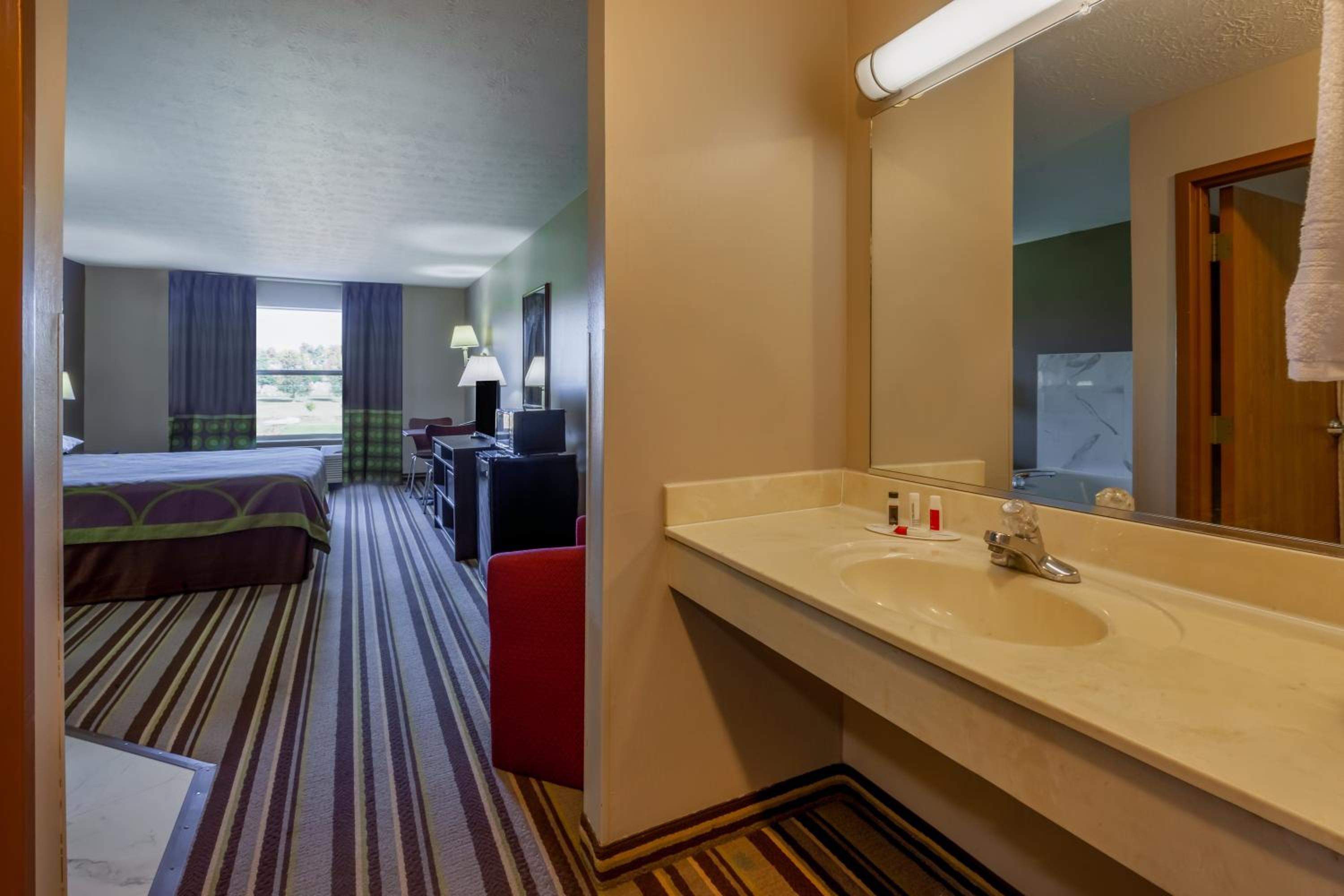 King Suite with Jetted Tub - Non-Smoking - Photo 2