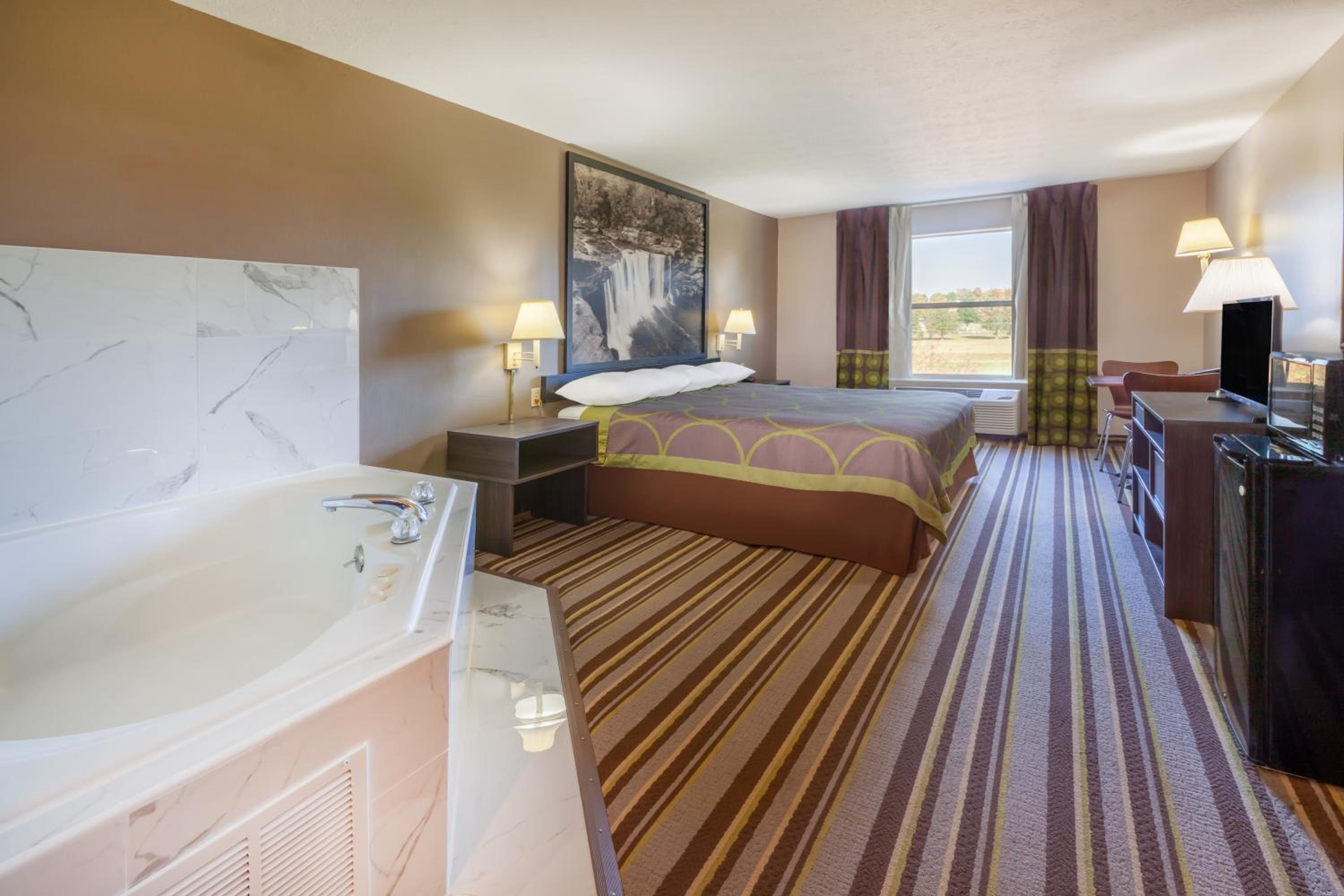 King Suite with Jetted Tub - Non-Smoking - Photo 4
