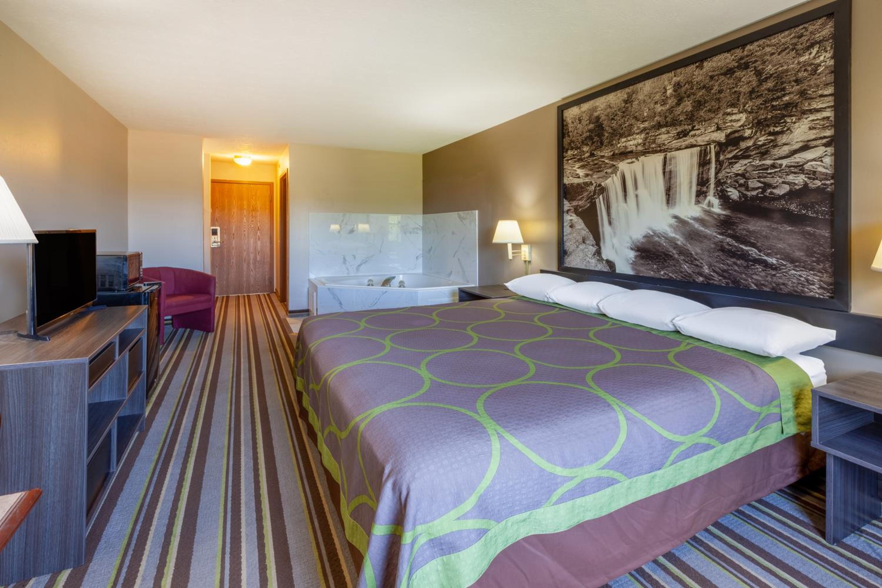 King Suite with Jetted Tub - Non-Smoking - Photo 1