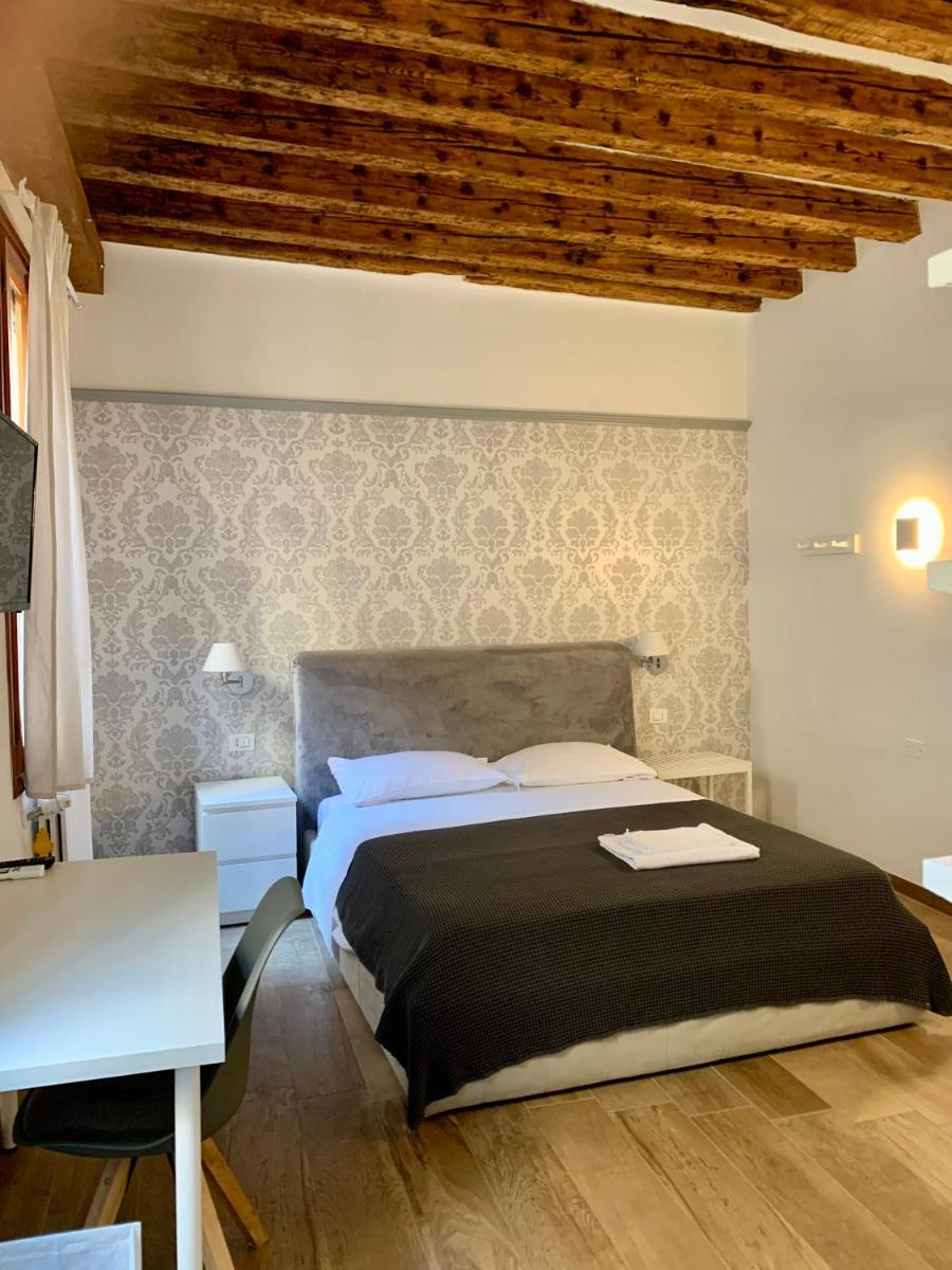Double Room with Private Bathroom photo 3